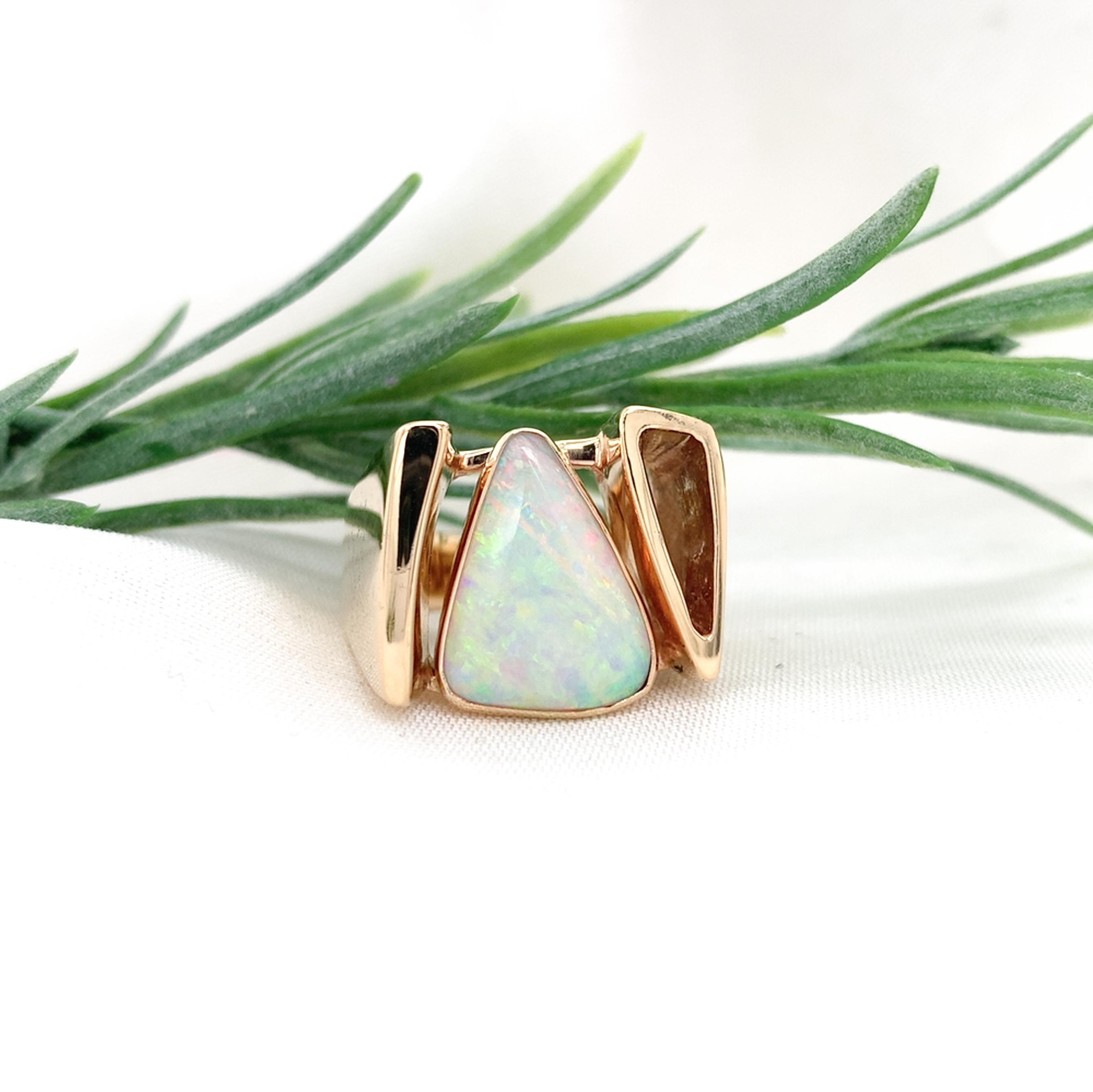 Anello moderno e pesante in oro giallo 14K con opale australiano in vendita 2