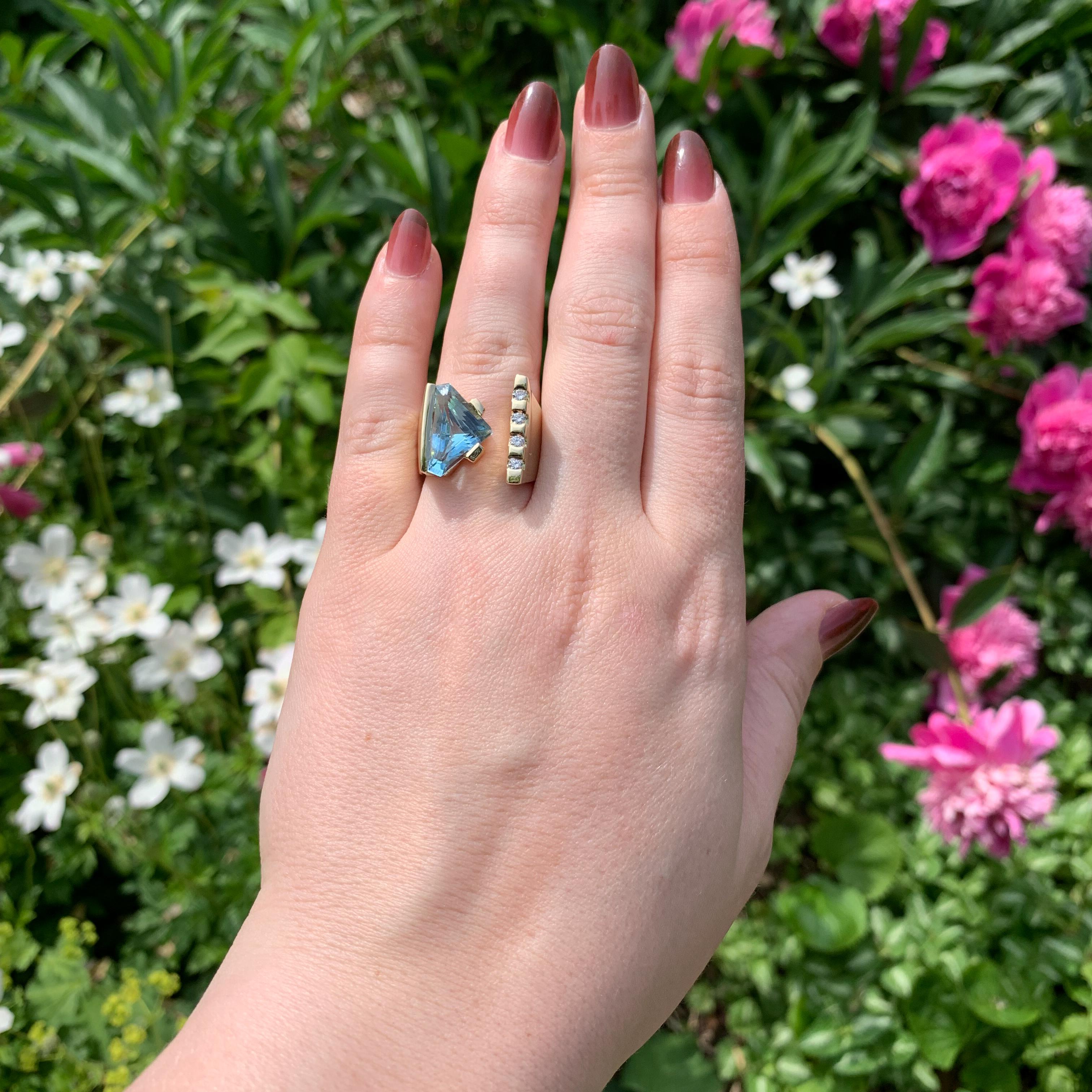 Anello moderno pesante in oro giallo 14K con acquamarina e diamante in vendita 4