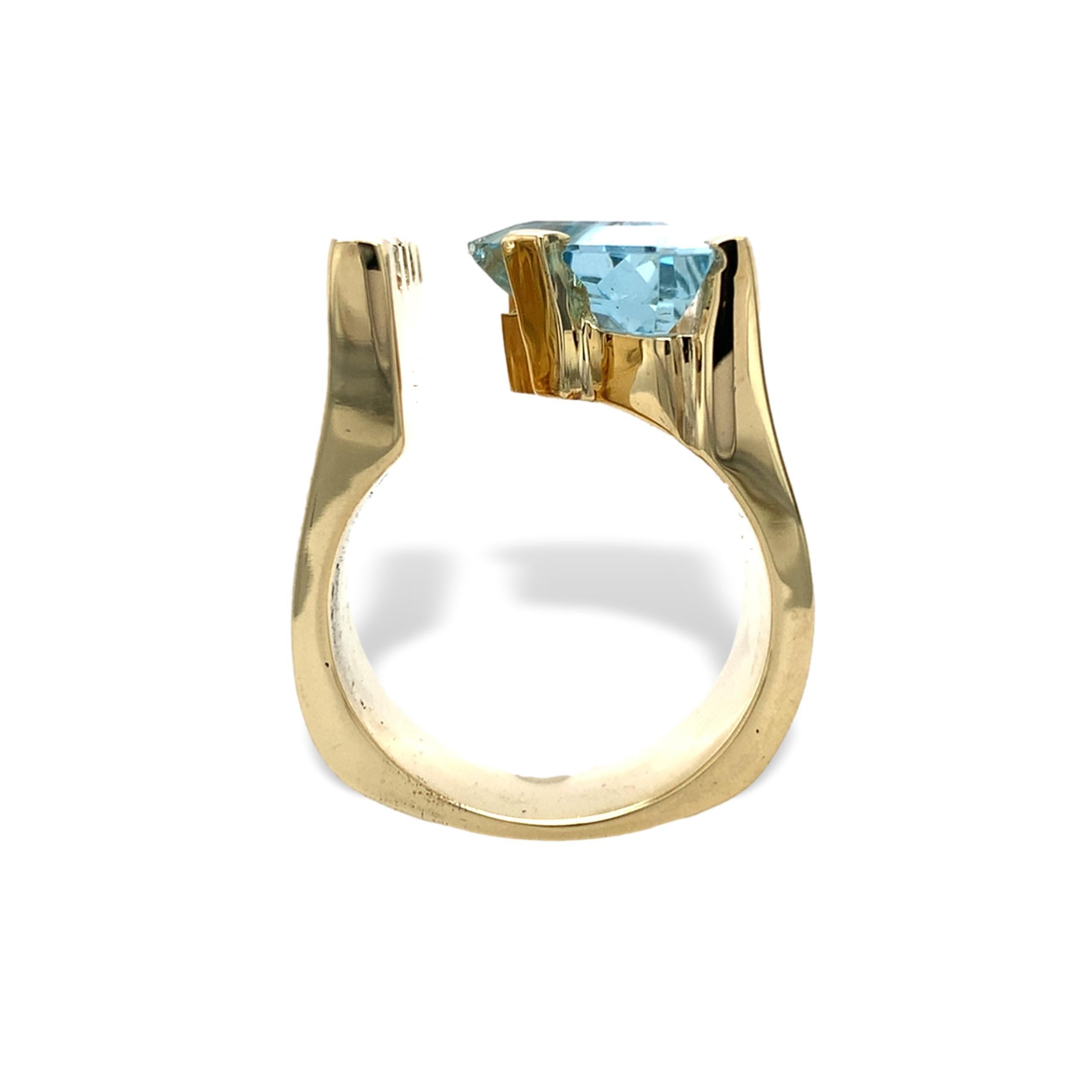 Anello moderno in oro giallo 14K con acquamarina e diamanti. L'anello ha un'acquamarina autentica di terra dal taglio triangolare di grandi dimensioni. L'acqua è di colore azzurro e misura circa 15,6 mm x 10 mm. L'estremità appuntita è scheggiata.
