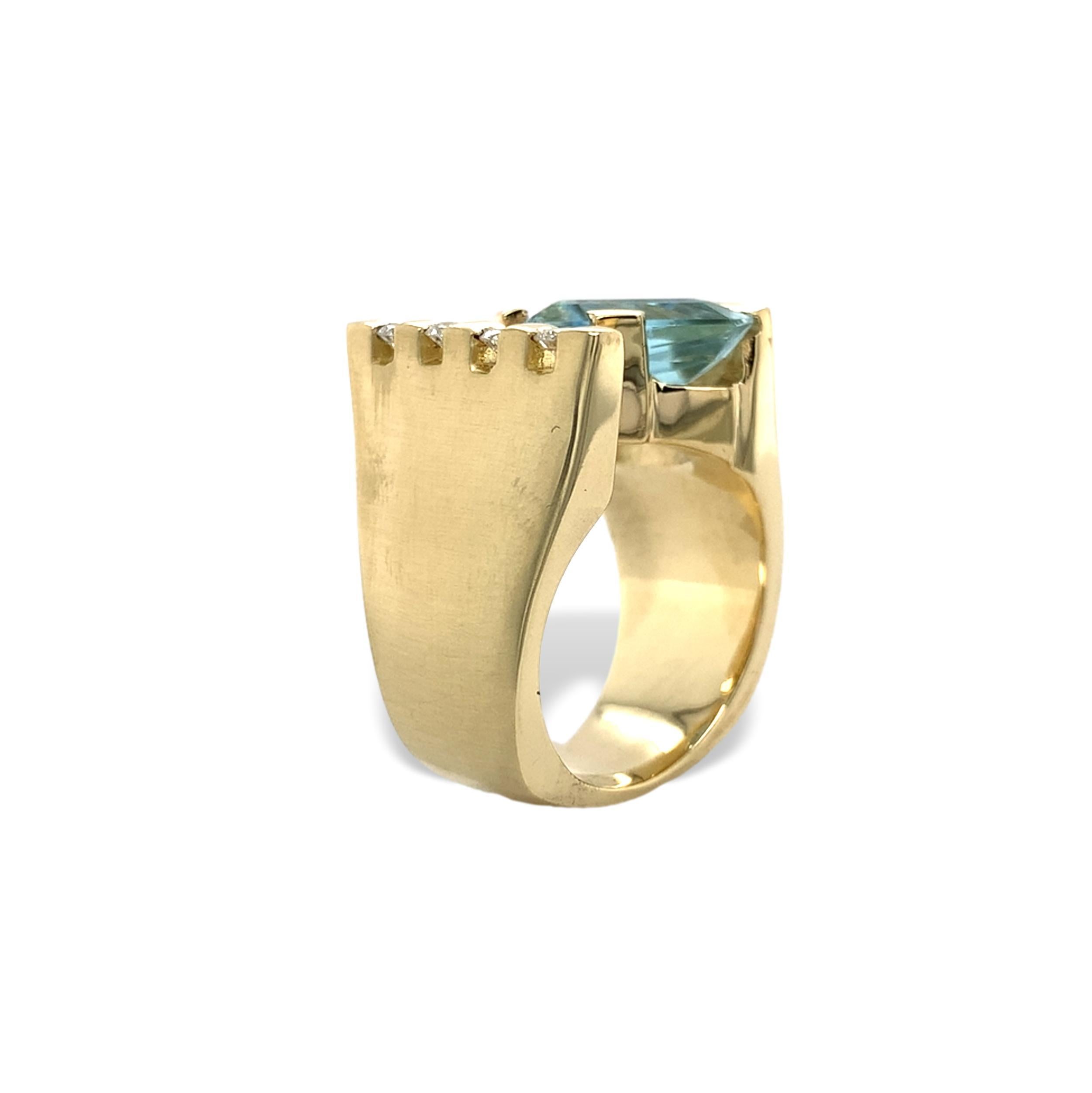 Contemporaneo Anello moderno pesante in oro giallo 14K con acquamarina e diamante in vendita