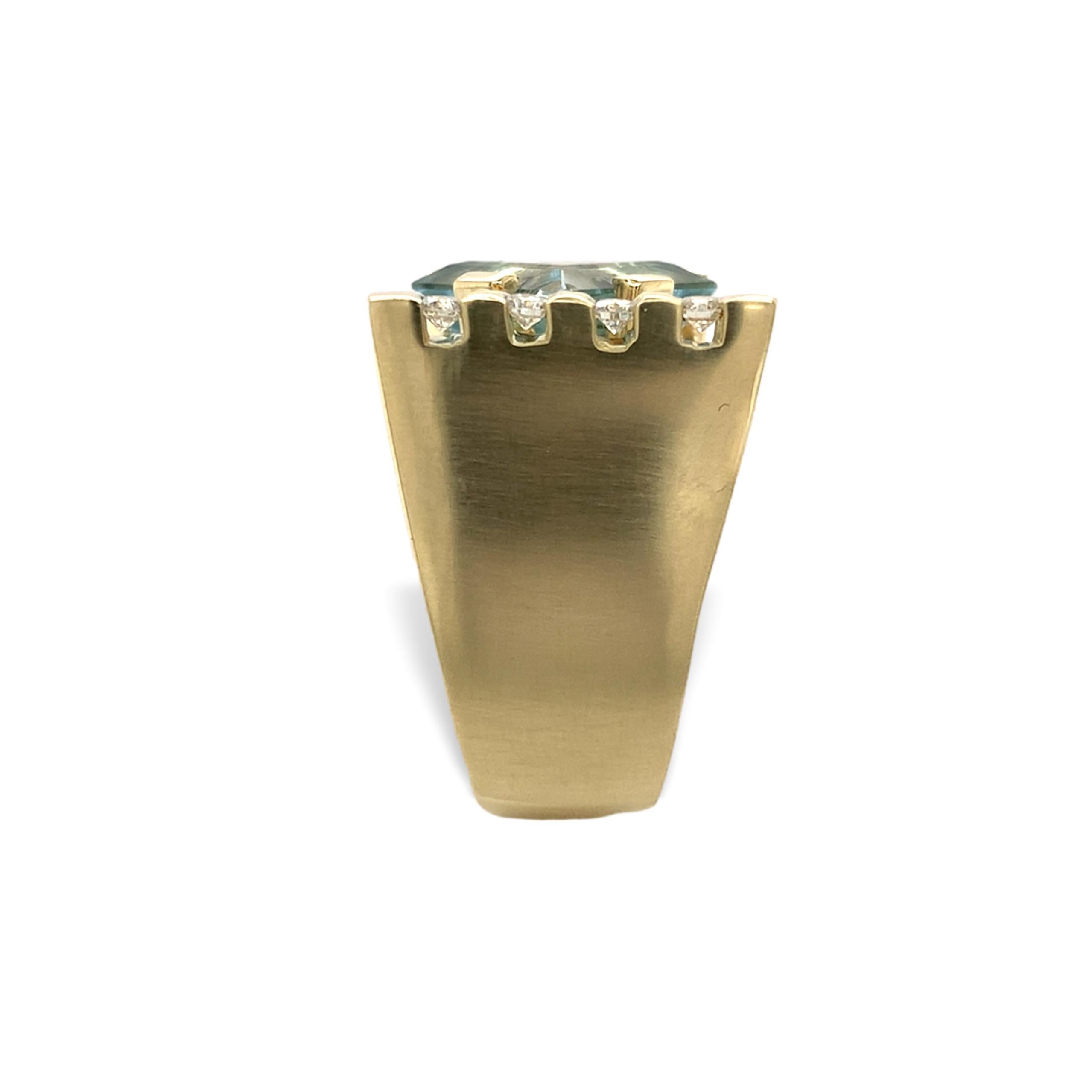 Taglio brillante Anello moderno pesante in oro giallo 14K con acquamarina e diamante in vendita