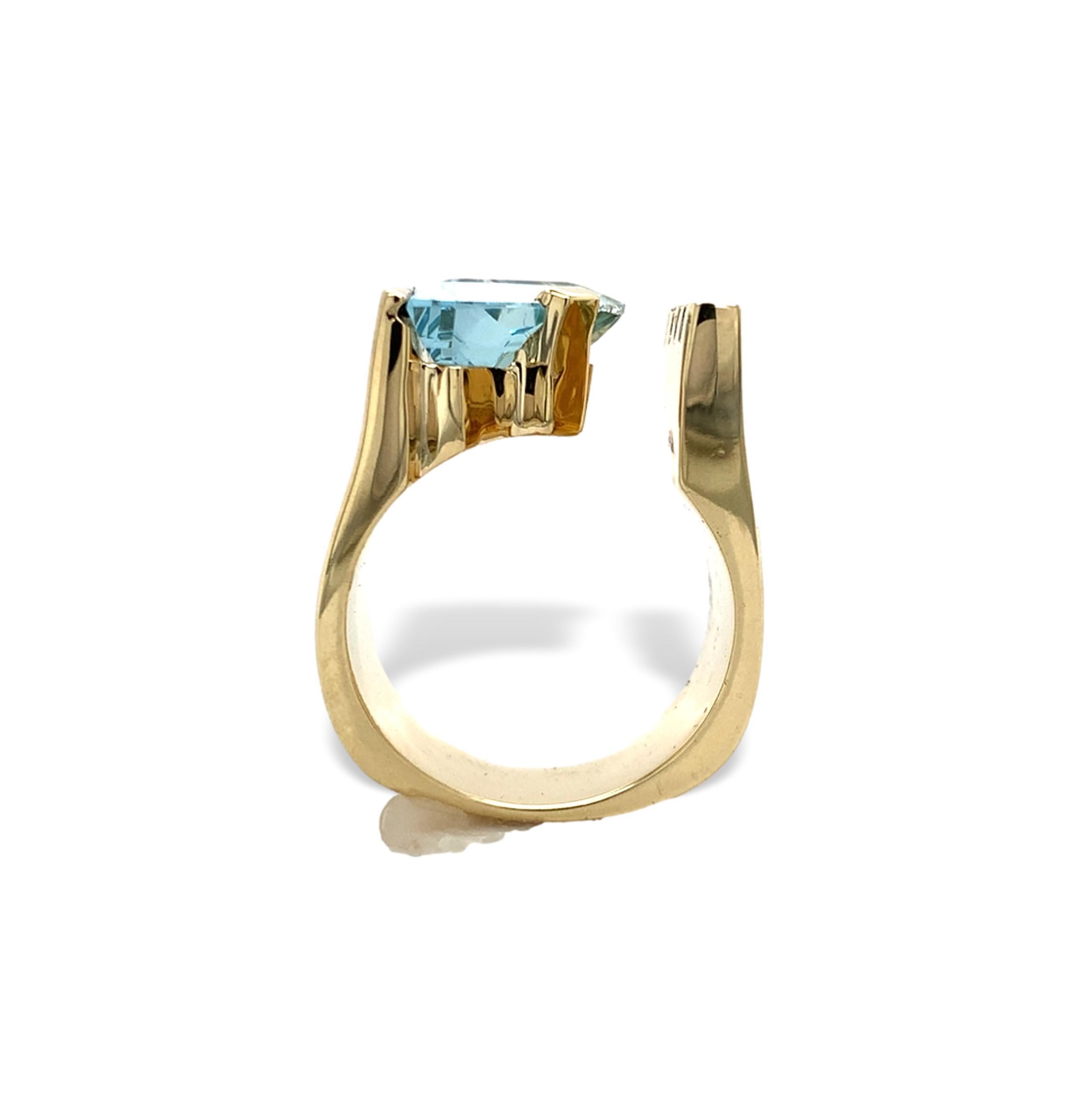 Uomo Anello moderno pesante in oro giallo 14K con acquamarina e diamante in vendita