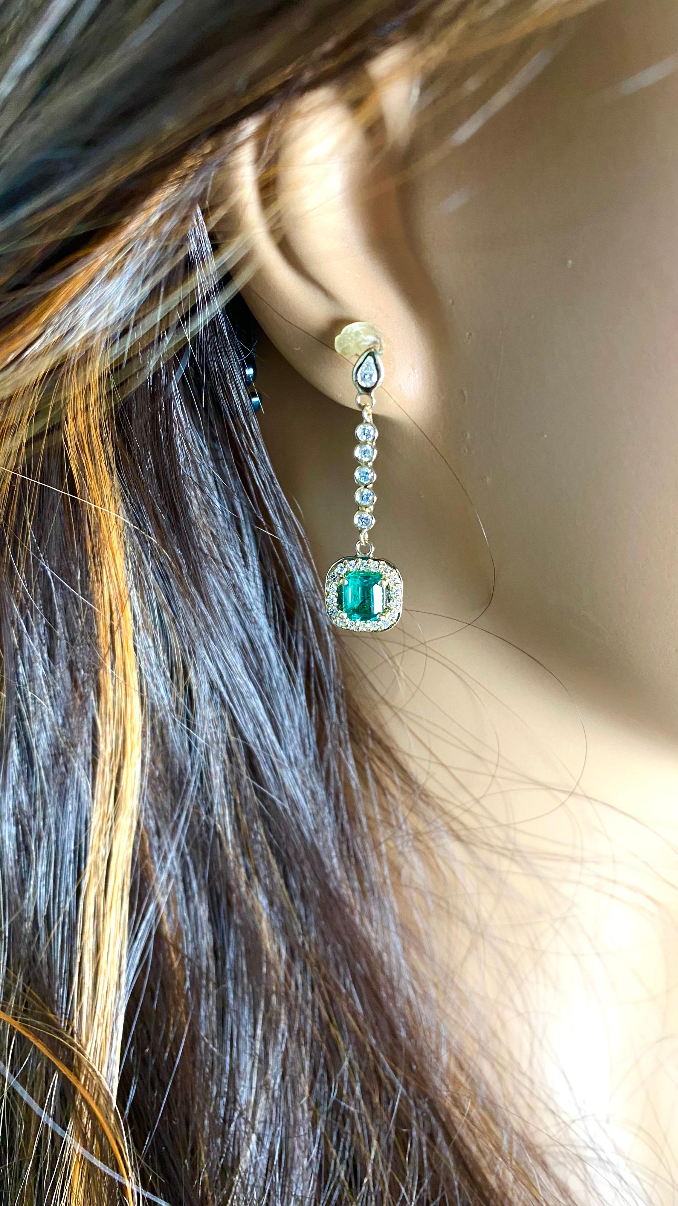 Boucles d'oreilles hautes en or jaune 14 carats avec émeraudes et diamants 2,32 carats en vente 2