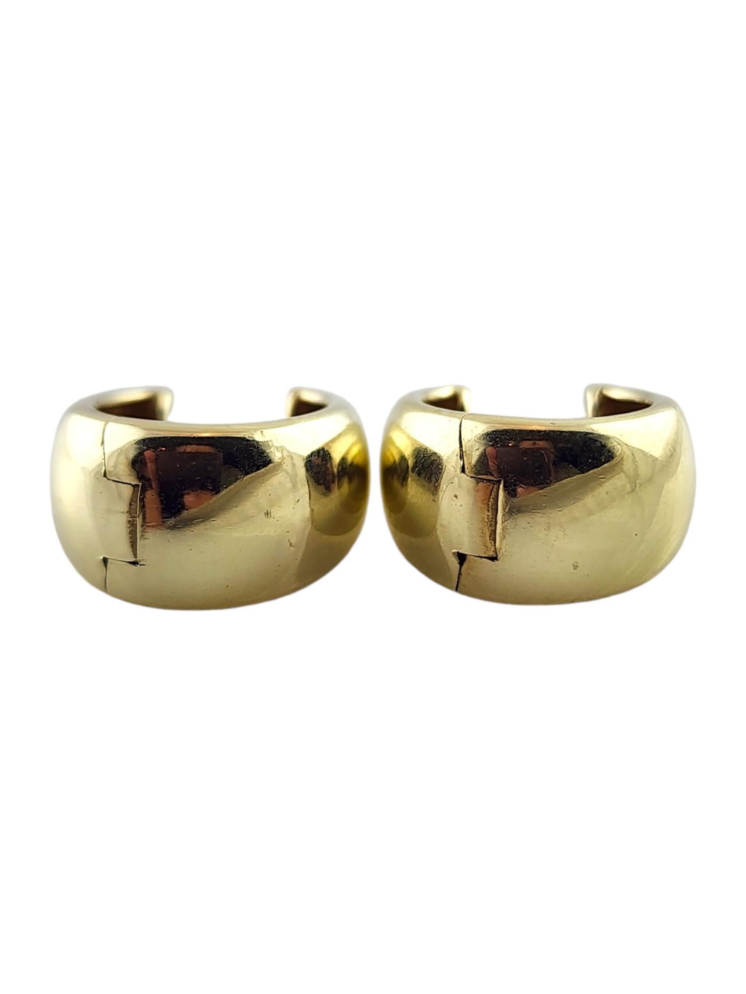 14K Yellow Gold Hinged Cuff Hoop Earrings

These beautiful cuff hoops were meticulously crafted from 14 karat yellow gold for a stunning finish!

Size: 16.02mm X 14.51mm X 8.31mm

Weight: 4.21 dwt/ 6.5 g

Hallmark: 585 FB

Very good condition,