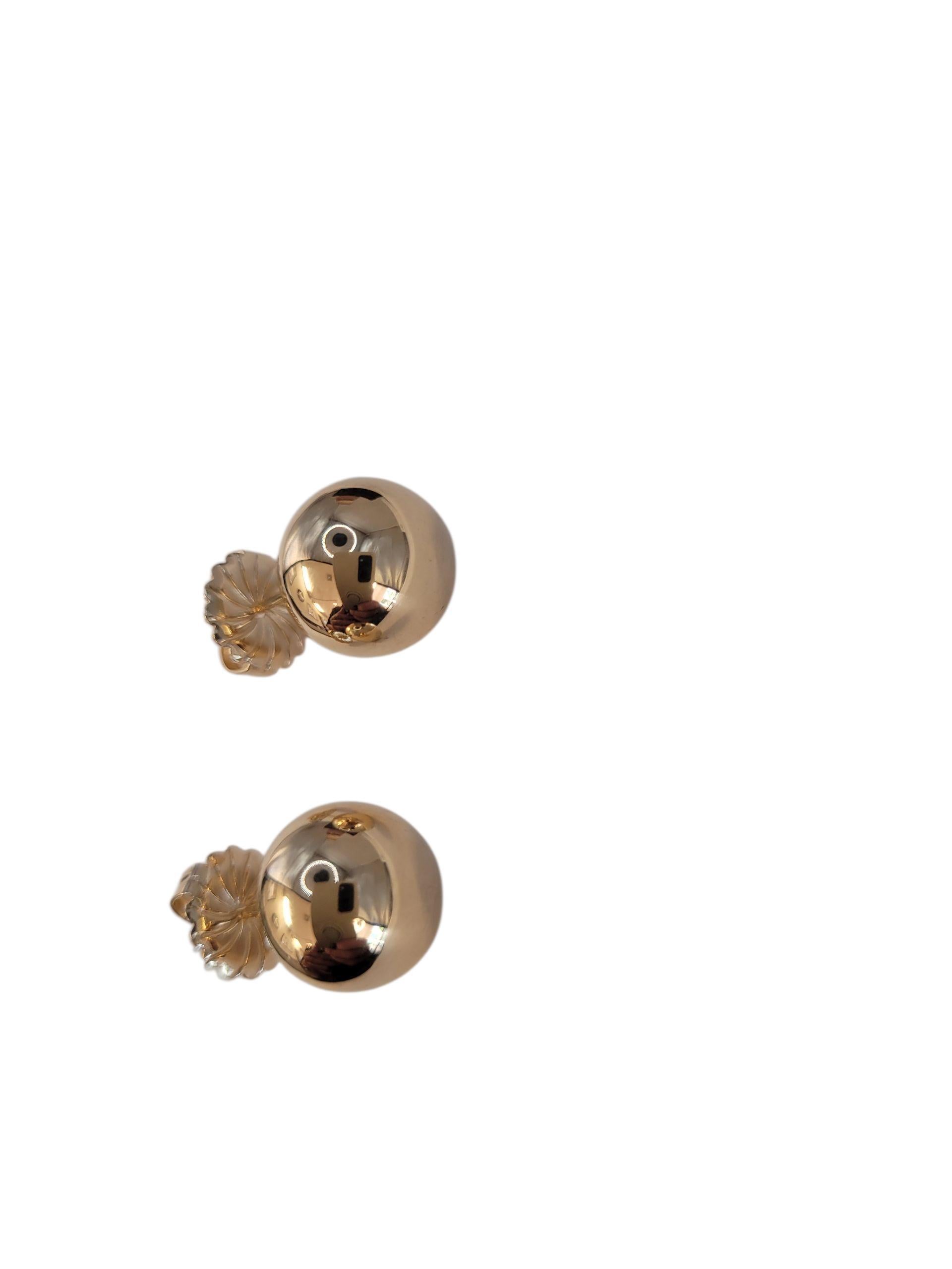 Orecchini a sfera vuota da 12 mm in oro giallo 14k

Realizzato in vero oro 14k, ogni orecchino presenta una forma sferica perfettamente lucida con un design leggero e cavo, che offre un look classico senza peso aggiuntivo.

Punzone: 14k DF

Peso: