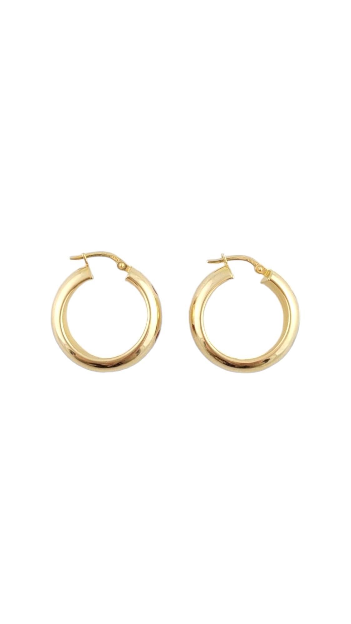 Boucles d'oreilles vintage en or jaune 14K

Créoles en or jaune 14 carats.

Poids : 4,4 g/2,8 dwt.

Poinçon : 14 KT ITALIE ET

Taille : 23,7 mm X 6,1 mm X 3,1 mm

Environ 6.1 mm d'épaisseur.

Très bon état, polissage professionnel.

Il sera emballé