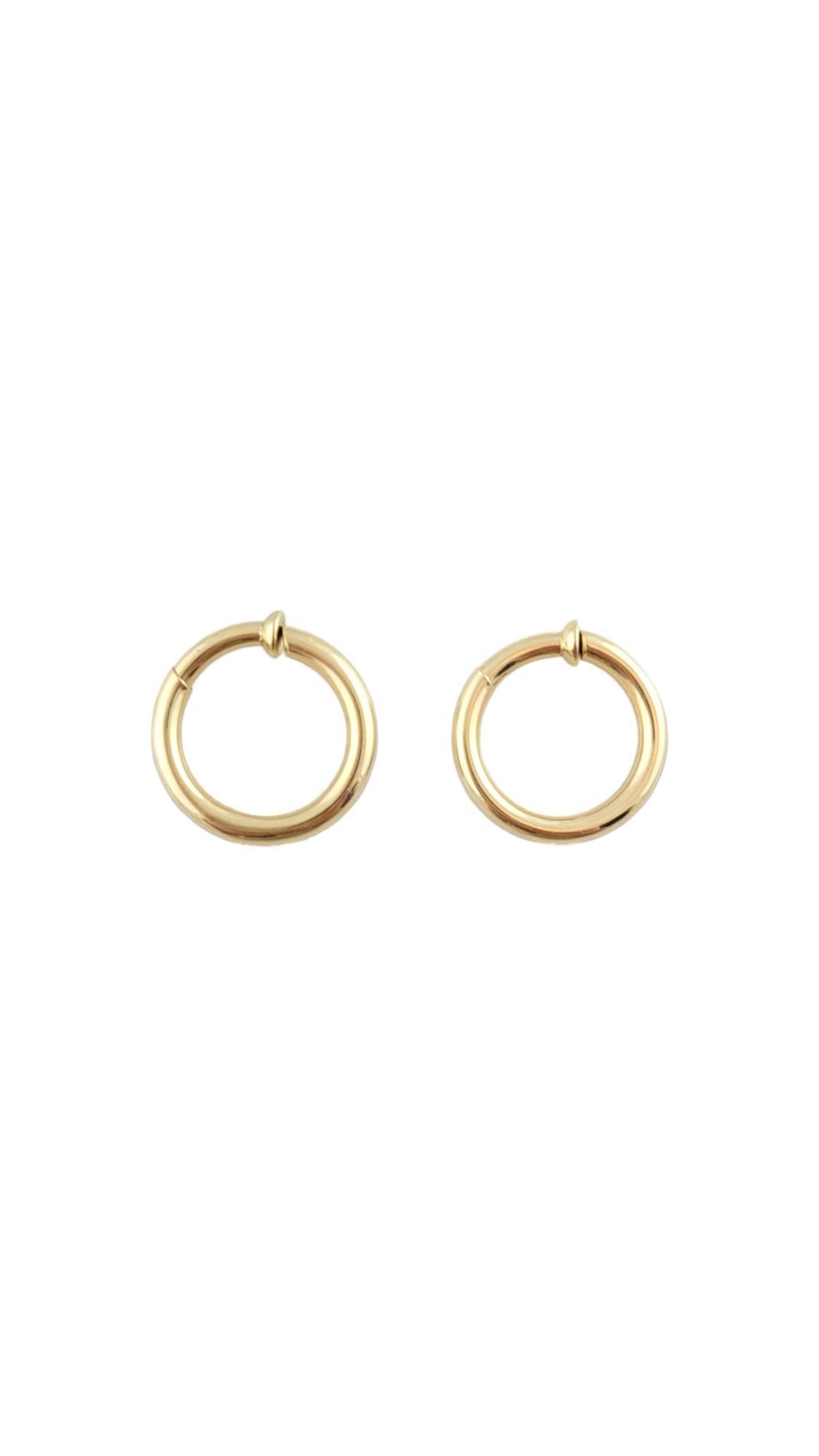 Vintage 14K Yellow Gold Hoop Earrings

Hinged hoop earrings in 14K yellow gold.

Hallmark: APR 14K Turkey

Weight: 3.14 g/ 2.02 dwt.

Diameter: 21.42 mm/ 0.843 in.

3 mm thick

Very good condition, professionally polished.

Will come packaged in a