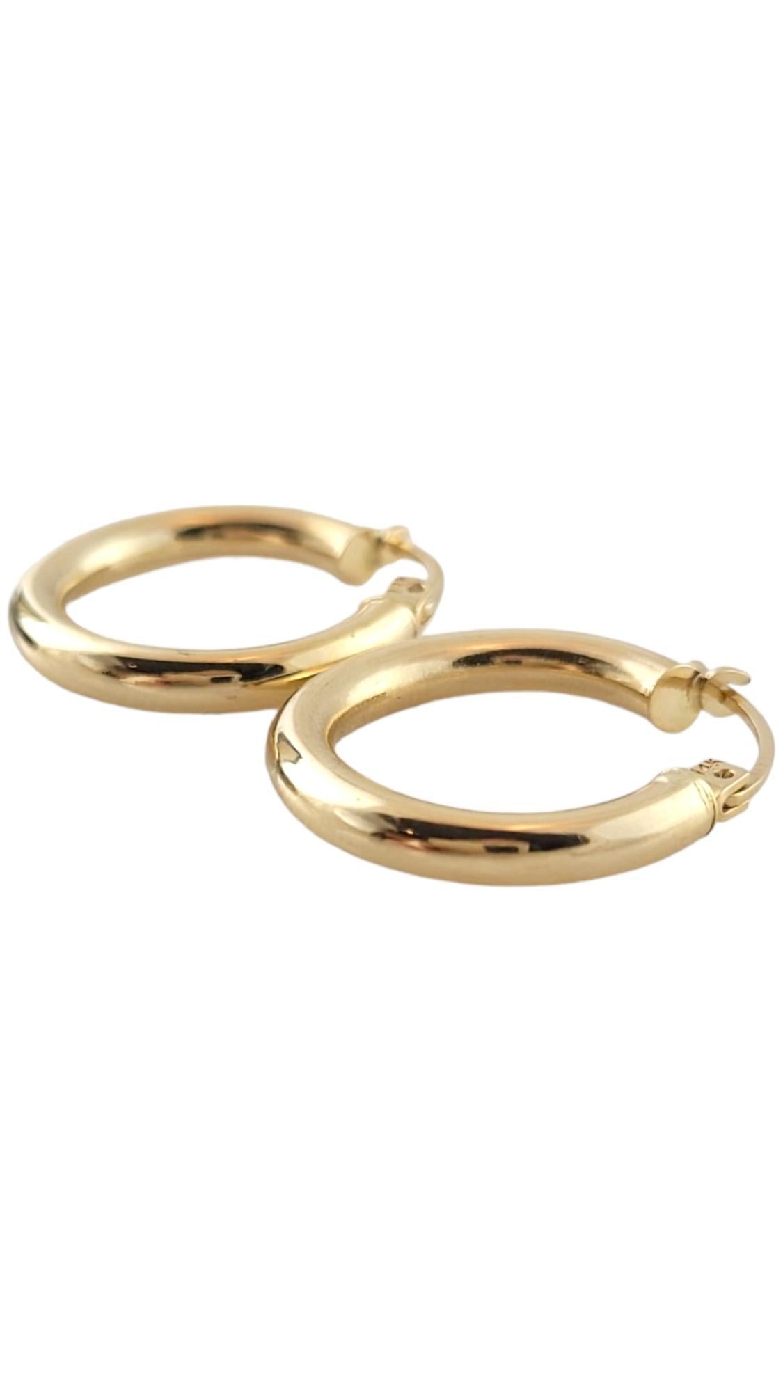 14K Gelbgold Reif-Ohrringe

Dieses wunderschöne Set klassischer Reifen ist aus 14-karätigem Gelbgold gefertigt und sieht an jedem Menschen umwerfend aus!

Durchmesser: 20,14 mm
Breite: 2,97 mm

Gewicht: 1,20 dwt/ 1,87 g

Punze: AAI 14K

Sehr guter