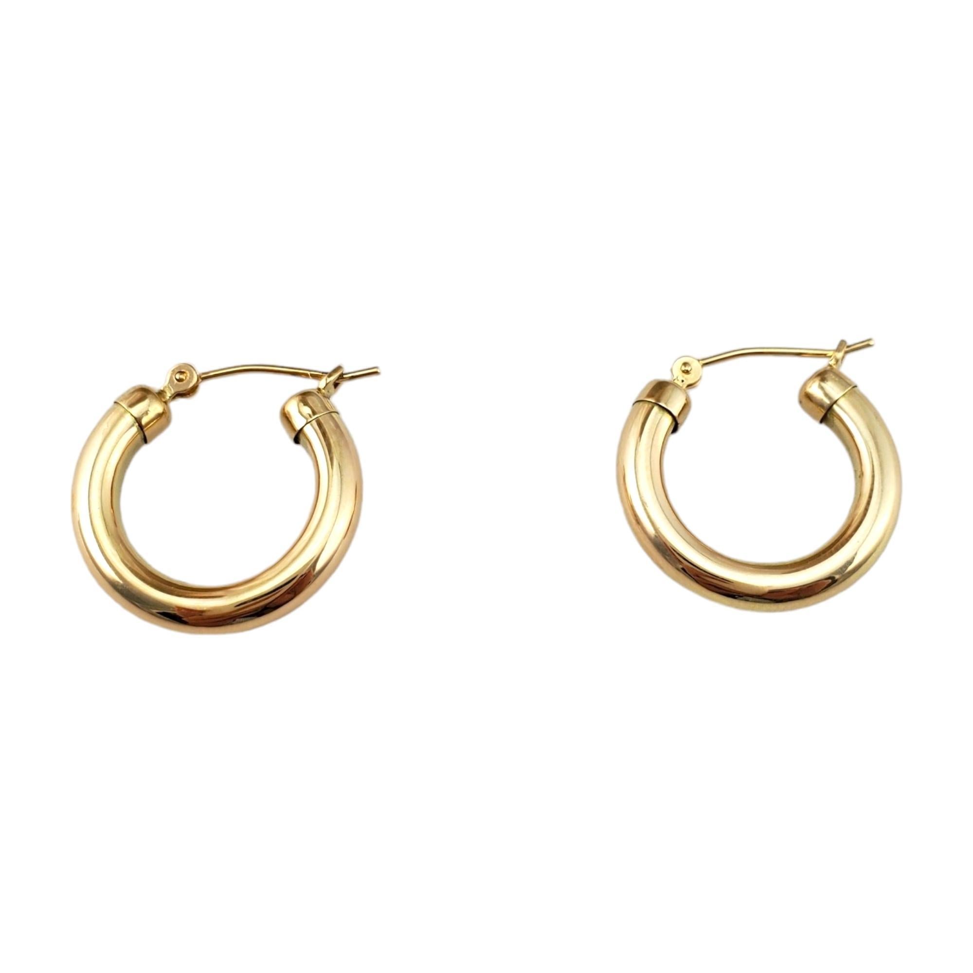 Boucles d'oreilles en or jaune 14K

Laissez-vous séduire par la sophistication classique de nos boucles d'oreilles en or jaune 14 carats, un élément essentiel de toute collection de bijoux.

Hallmark : A + Z 14

Poids : 1+2 g/ 0.8 dwt.

Épaisseur :