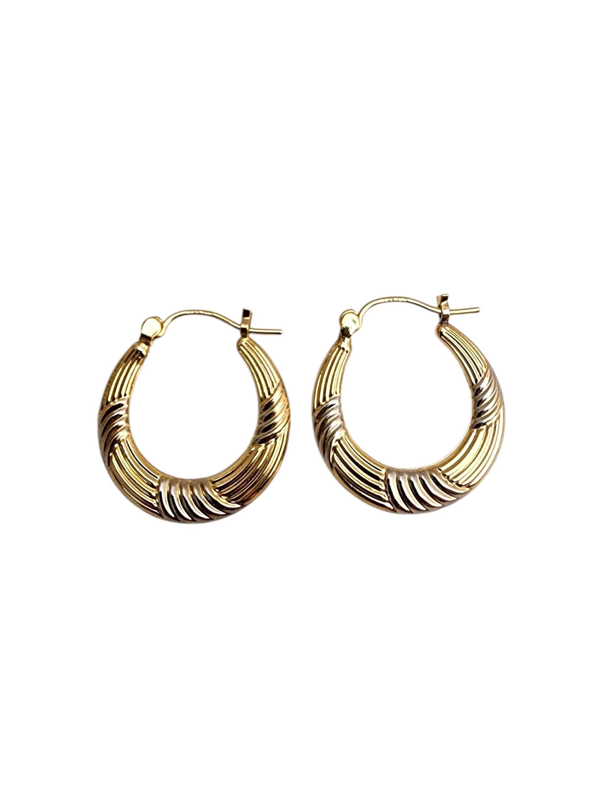 Pendientes de aro de oro amarillo de 14 quilates -

Estos pendientes de aro de oro amarillo de 14 quilates son una joya atemporal esencial. Con su forma redonda clásica y su acabado pulido, ofrecen elegancia y versatilidad sin esfuerzo, perfectas