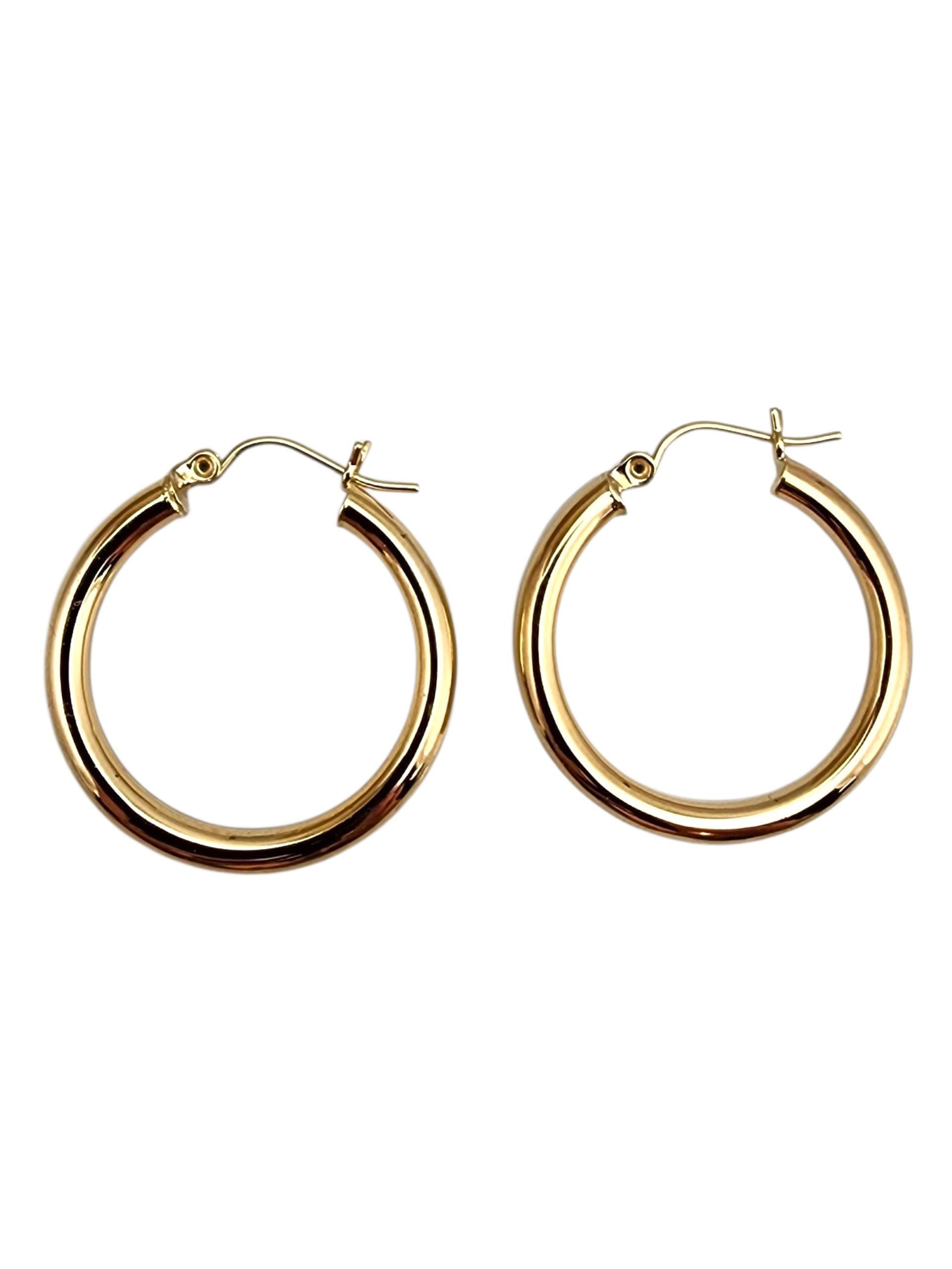 Pendientes de aro de oro amarillo de 14 quilates -

Atemporales y versátiles, estos pendientes de aro de oro amarillo de 14 quilates añaden un toque de elegancia sin esfuerzo a cualquier look.

Tamaño: 25 mm x 3 mm x 2,8 mm

Peso: 2,6 gr./ 1,7