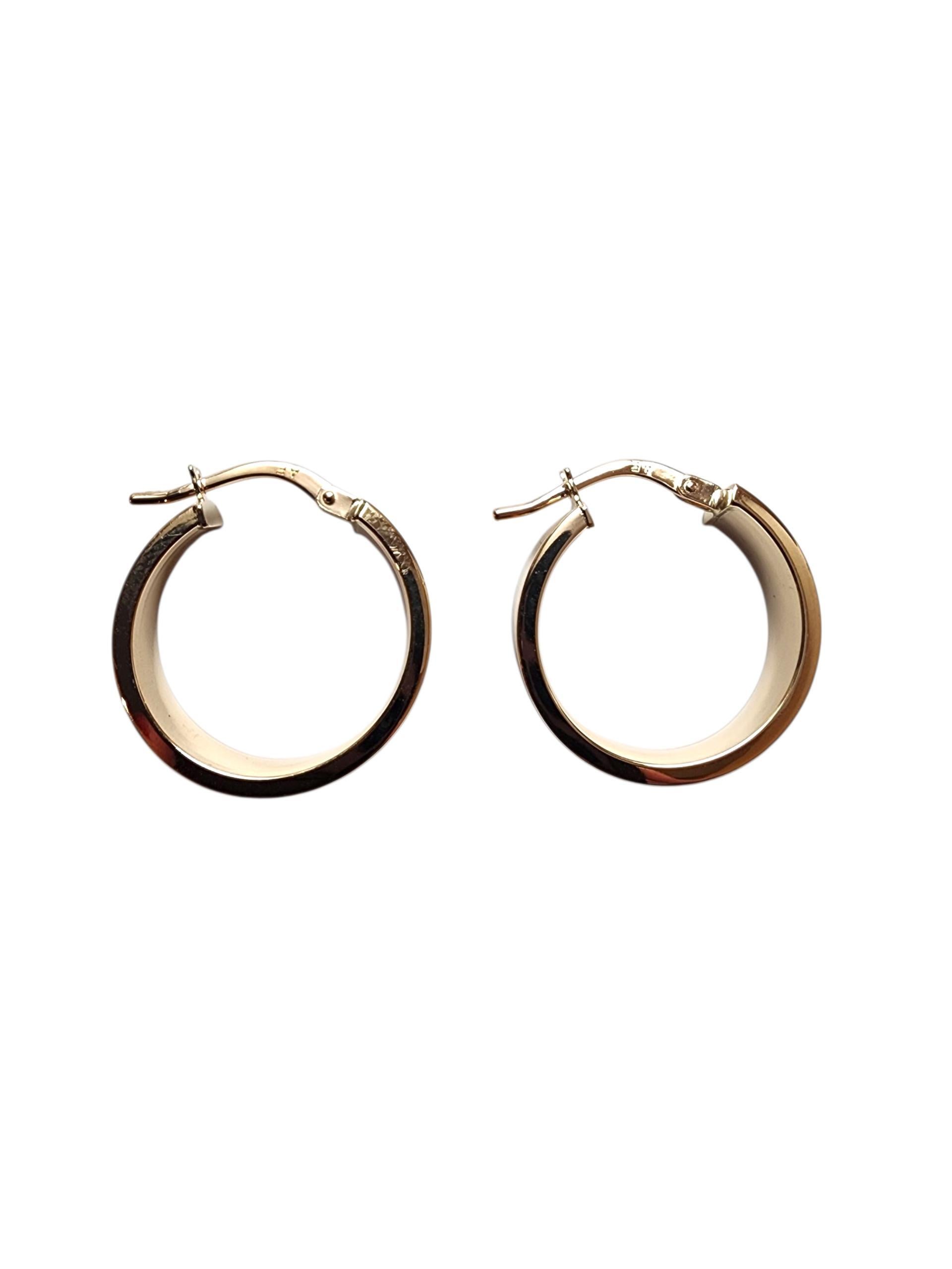 Pendientes de aro de oro amarillo de 14 quilates -

Estos clásicos pendientes de aro de oro amarillo de 14 quilates son un básico atemporal de armario. Con su acabado elegante y pulido y su diseño versátil, ofrecen una elegancia sin esfuerzo para el