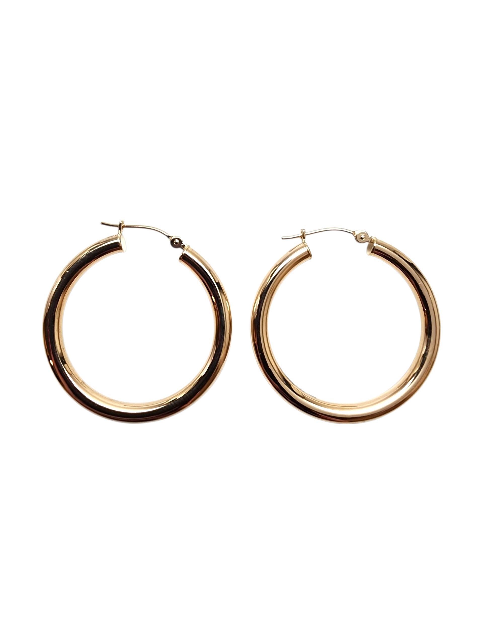 Pendientes de aro de oro amarillo de 14 quilates-

Estos clásicos pendientes de aro de oro amarillo de 14 quilates son un básico atemporal de armario. Con su acabado elegante y pulido y su diseño versátil, ofrecen una elegancia sin esfuerzo para el