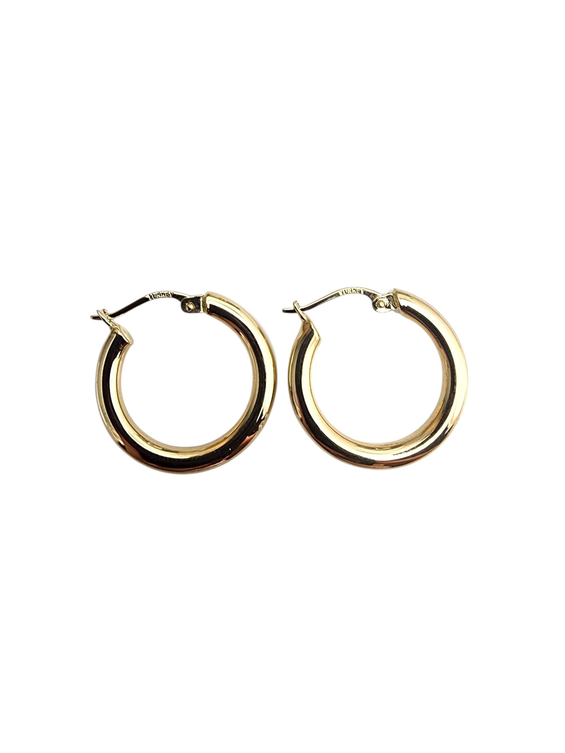 14K Yellow Gold Hoop Earrings -

These classic 14K Yellow Gold Hoop Earrings offer timeless style with a smooth, polished finish perfect for everyday wear.

Weight: 1.8 gr./ 1.2 dwt

Size: 21.6 mm X 3 mm X 3 mm

Marked: 14K

Very good condition,