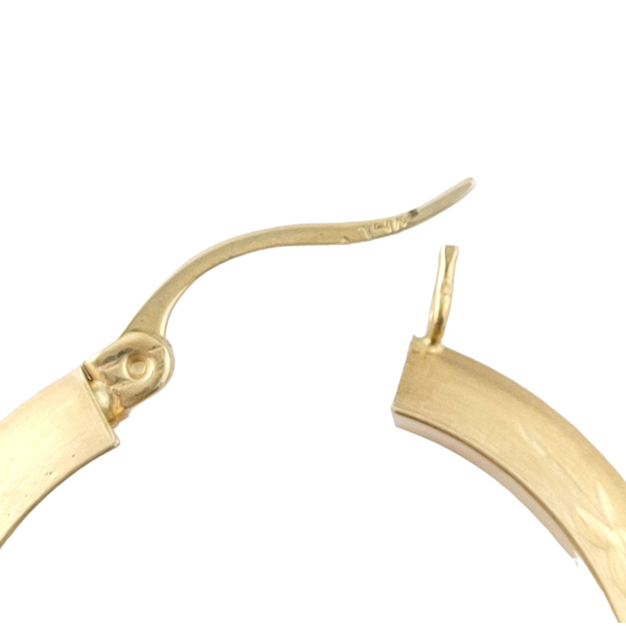 Vintage 14K Yellow Gold Hoops

These beautiful hoops are crafted in 14K yellow gold and feature details of patterns with a matte finish and shinny details.

Dimensions: 34mm X 32mm X 4mm

Weight: 3.5 gr / 2.3 dwt

Hallmark: 14K

Very good condition,
