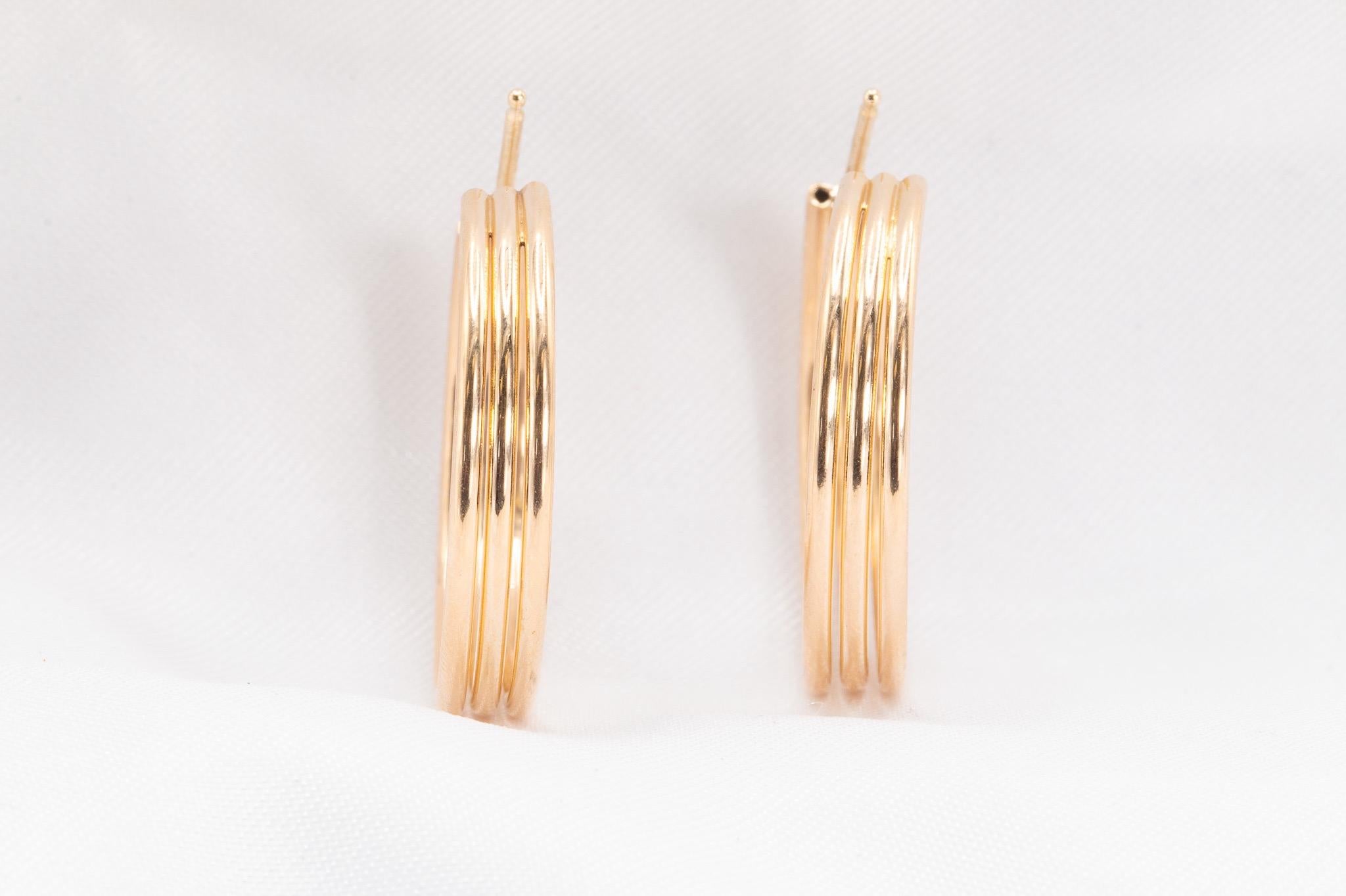 14K Yellow Gold Hoop Earrings  

These elegant and classic hoop earrings are crafted in 14K yellow gold, offering a sleek and versatile design perfect for everyday wear. Weighing 2.8 grams and measuring 0.9 inches in length with a width of 4mm, they