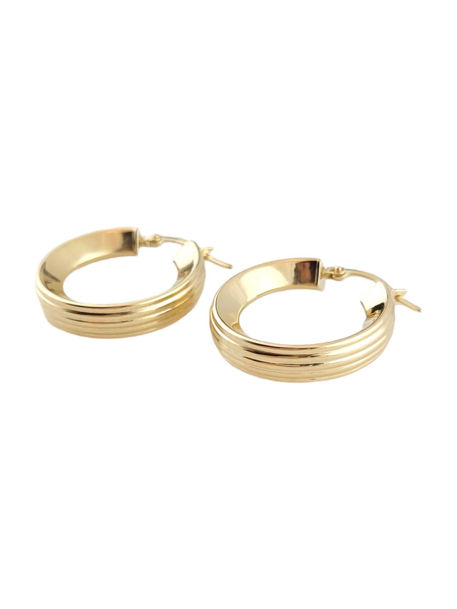 14k Yellow Gold Hoop Earrings In Good Condition In Washington Depot, CT