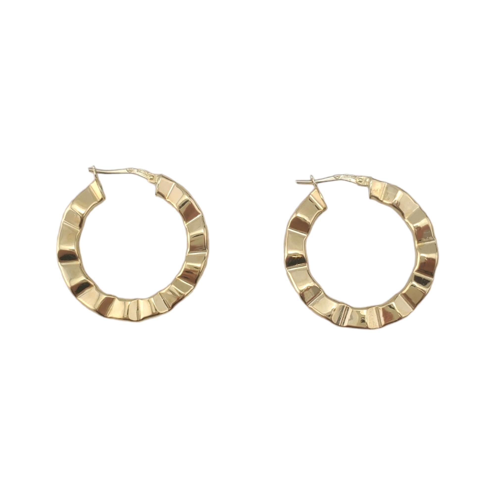 14K Yellow Gold Hoop Earrings with Crimped Wavy Design

These lovely hoop earrings feature a crimped design in 14K yellow gold.

Hallmark: 14K Italy

Weight: 3.1 g/ 2.0 dwt.

Size: 25.3 mm X 2.3 mm X 3.8 mm

Very good condition, professionally