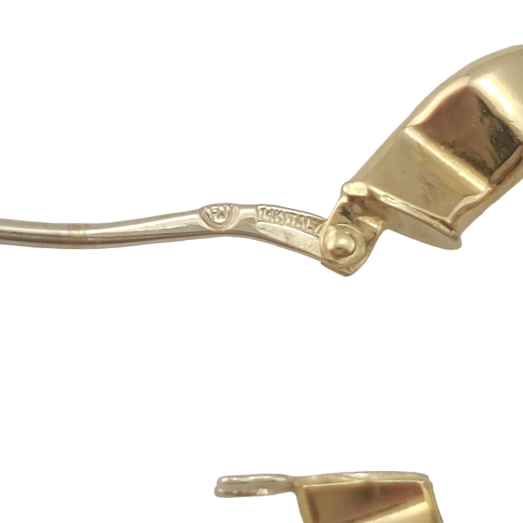 14K Yellow Gold Hoop Earrings with Crimped Wavy Design #17305 In Good Condition For Sale In Washington Depot, CT