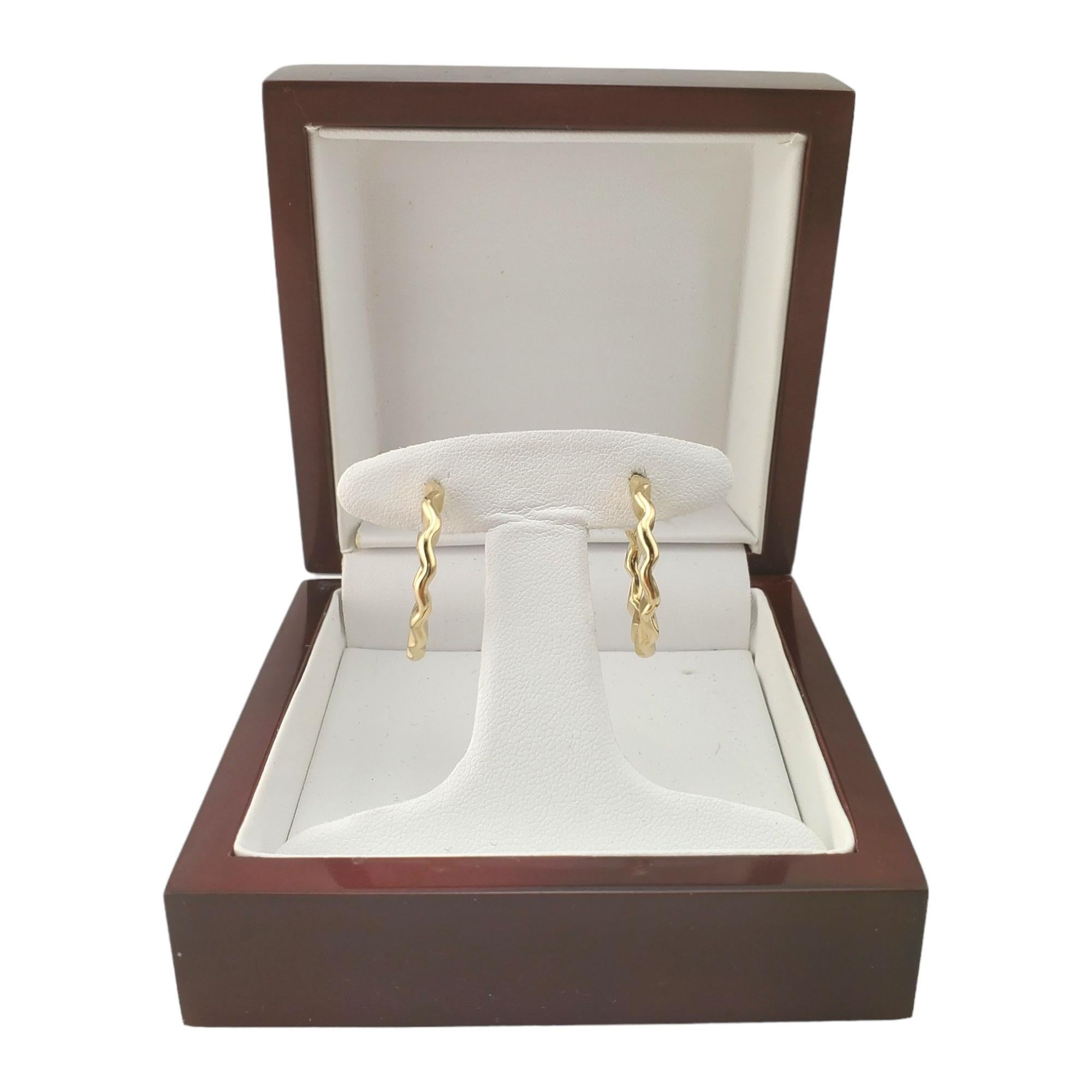 14K Yellow Gold Hoop Earrings with Crimped Wavy Design #17305 For Sale 2