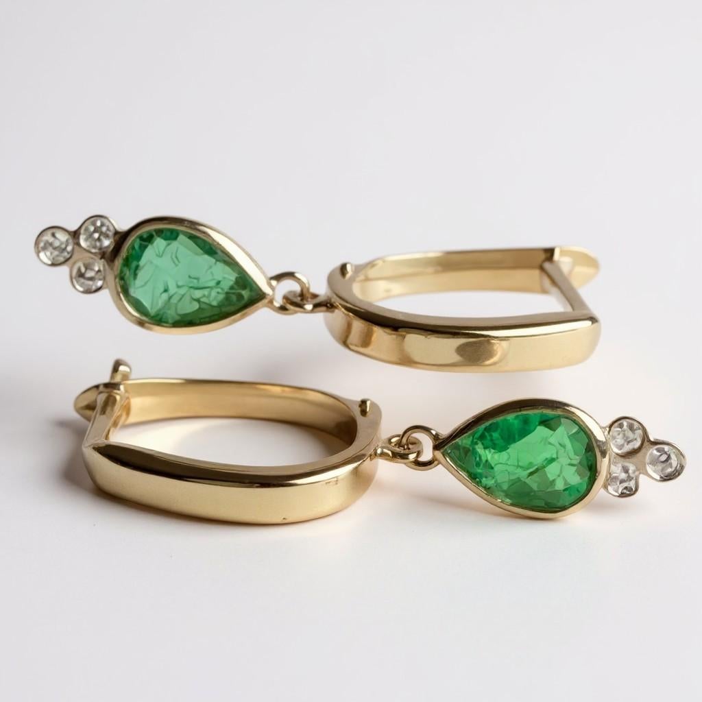 Pendientes de aro de oro amarillo de 14 quilates con esmeraldas en forma de pera y detalles de diamantes Moderno en venta