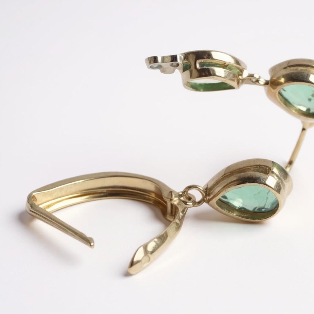 Pendientes de aro de oro amarillo de 14 quilates con esmeraldas en forma de pera y detalles de diamantes Corte pera en venta