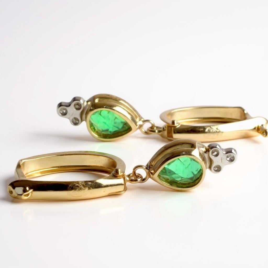 De las mujeres Pendientes de aro de oro amarillo de 14 quilates con esmeraldas en forma de pera y detalles de diamantes en venta