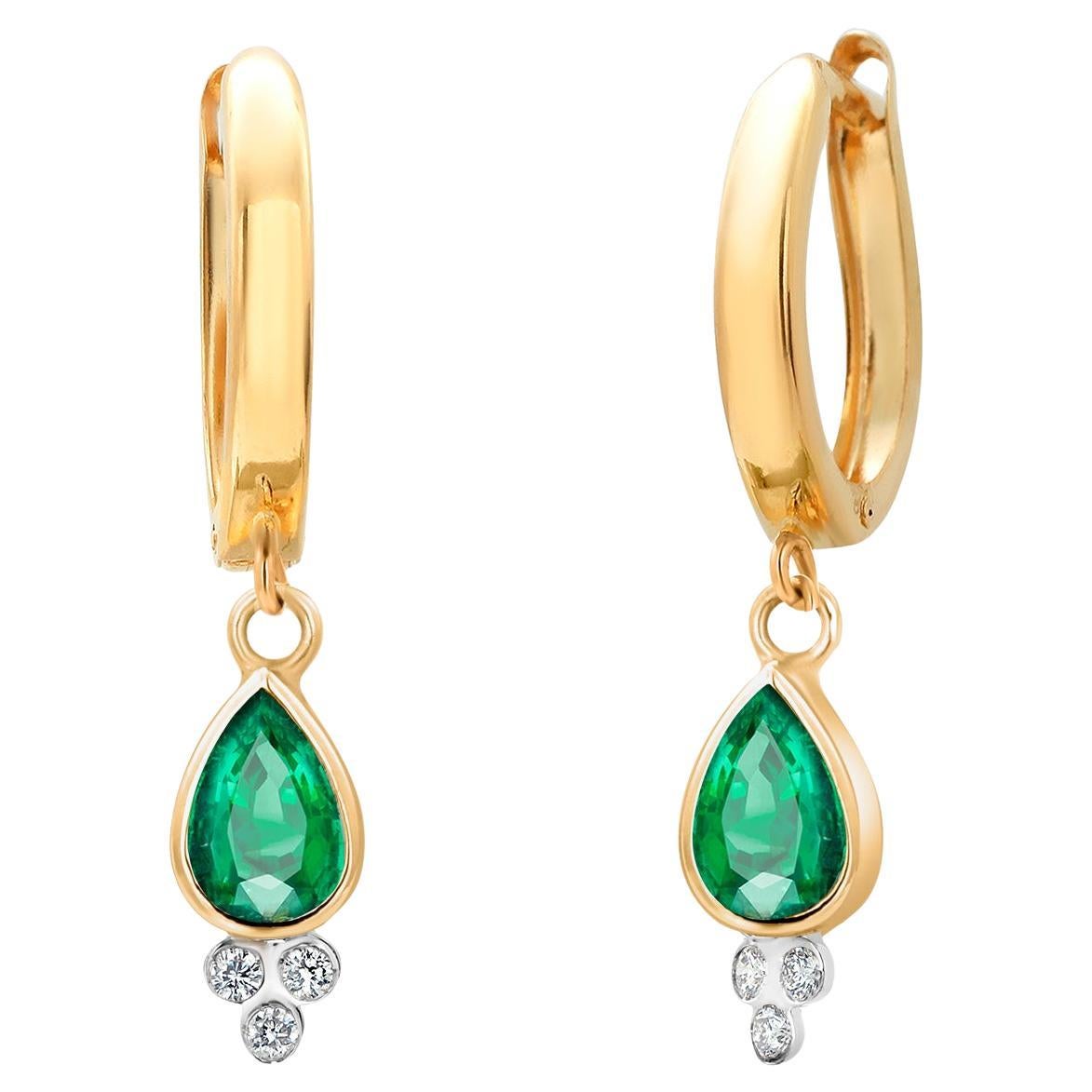 Orecchini a cerchio in oro giallo 14K con smeraldi a forma di pera e accenti di diamanti