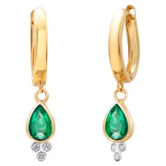 Orecchini a cerchio in oro giallo 14K con smeraldi a forma di pera e accenti di diamanti