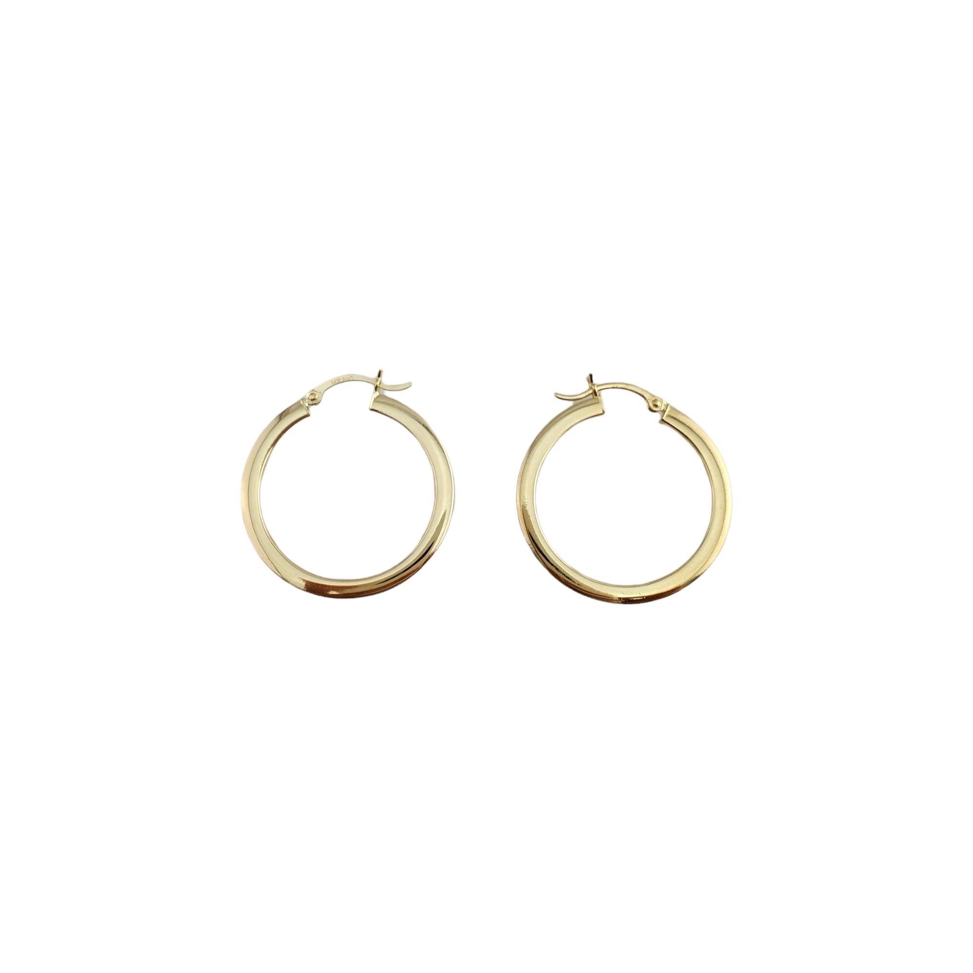 14K Yellow Gold Hoops With Clear Stone

These gorgeous 14K yellow gold hoops feature a meticulous design with clear stones.

Size: 31.8 mm X 29.26 mm 

Weight: 4.6 g/ 2.9 dwt

Hallmark: 14K AND

Very good condition, professionally polished.

Will