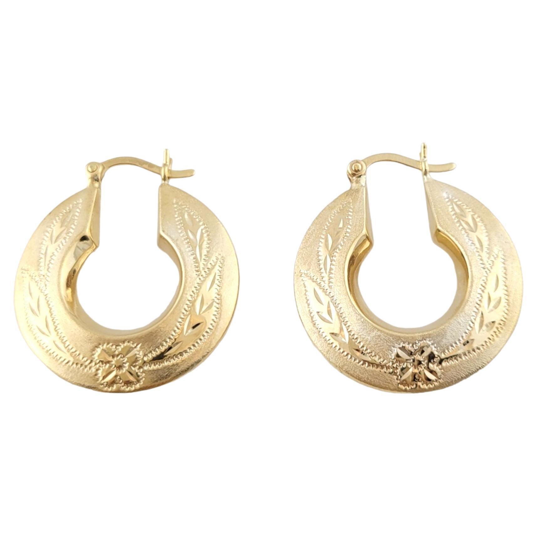 Creolen aus 14 Karat Gelbgold mit Blumenmuster