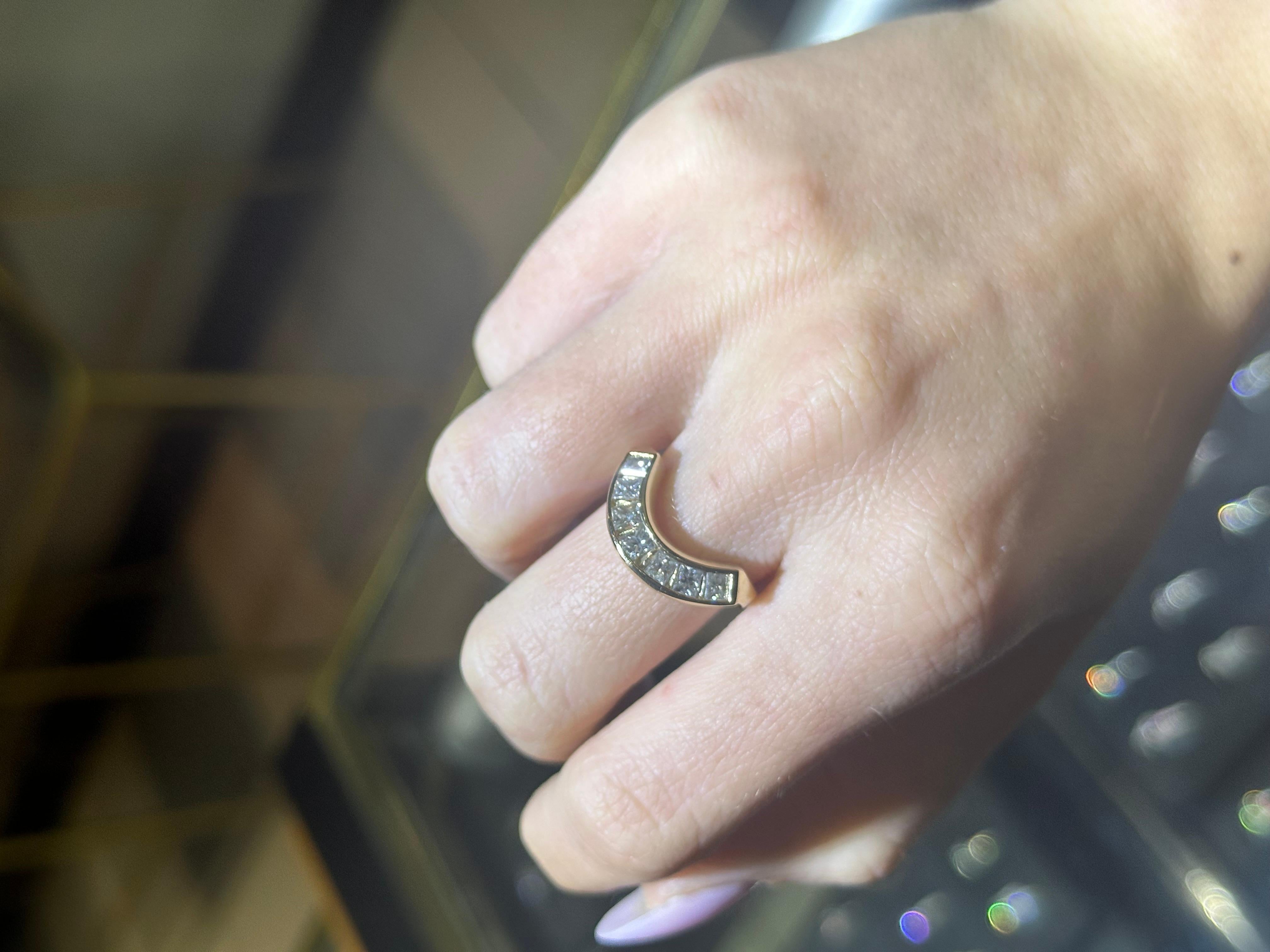 14K Yellow Gold Horse Shoe Diamond Ring In New Condition For Sale In New York, NY