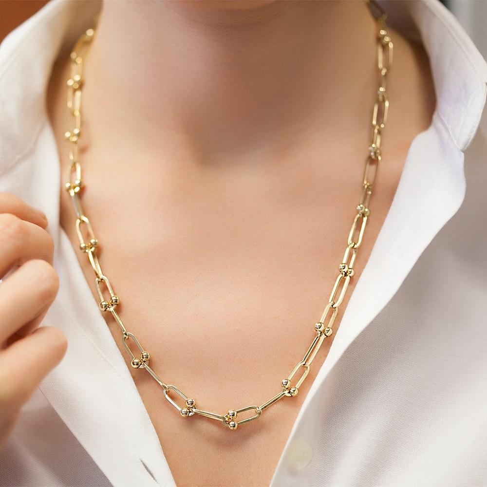 14k Gelbgold Hufeisen Link Kette Halskette. Diese klassische Halskette wurde mit Präzision und Sorgfalt gefertigt und wird zu einem unverzichtbaren Bestandteil der Garderobe. 

Mit seinem schlichten und eleganten Design ist er perfekt geeignet, um