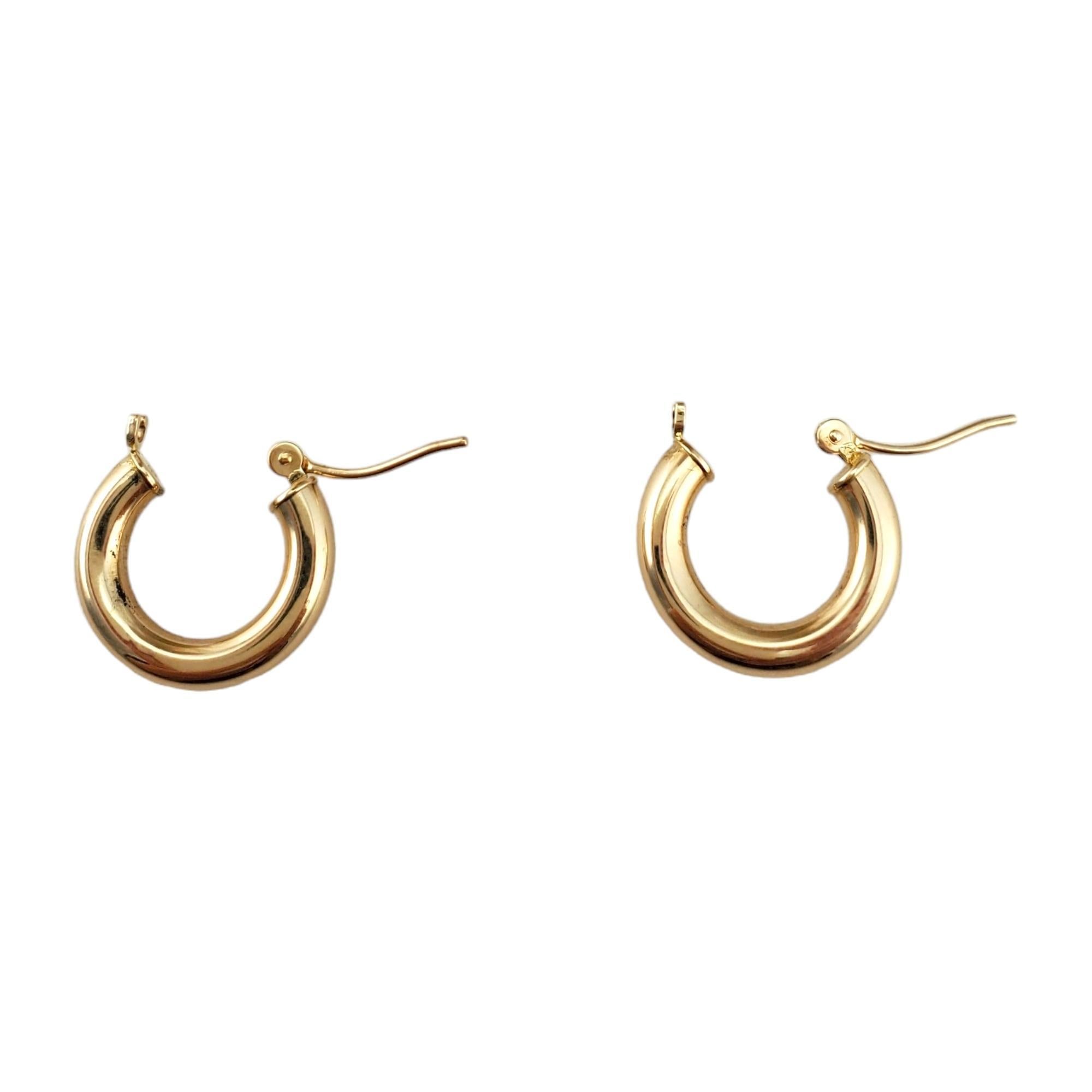 14K Yellow Gold Huggie Hoop Earrings #17953 In Good Condition In Washington Depot, CT