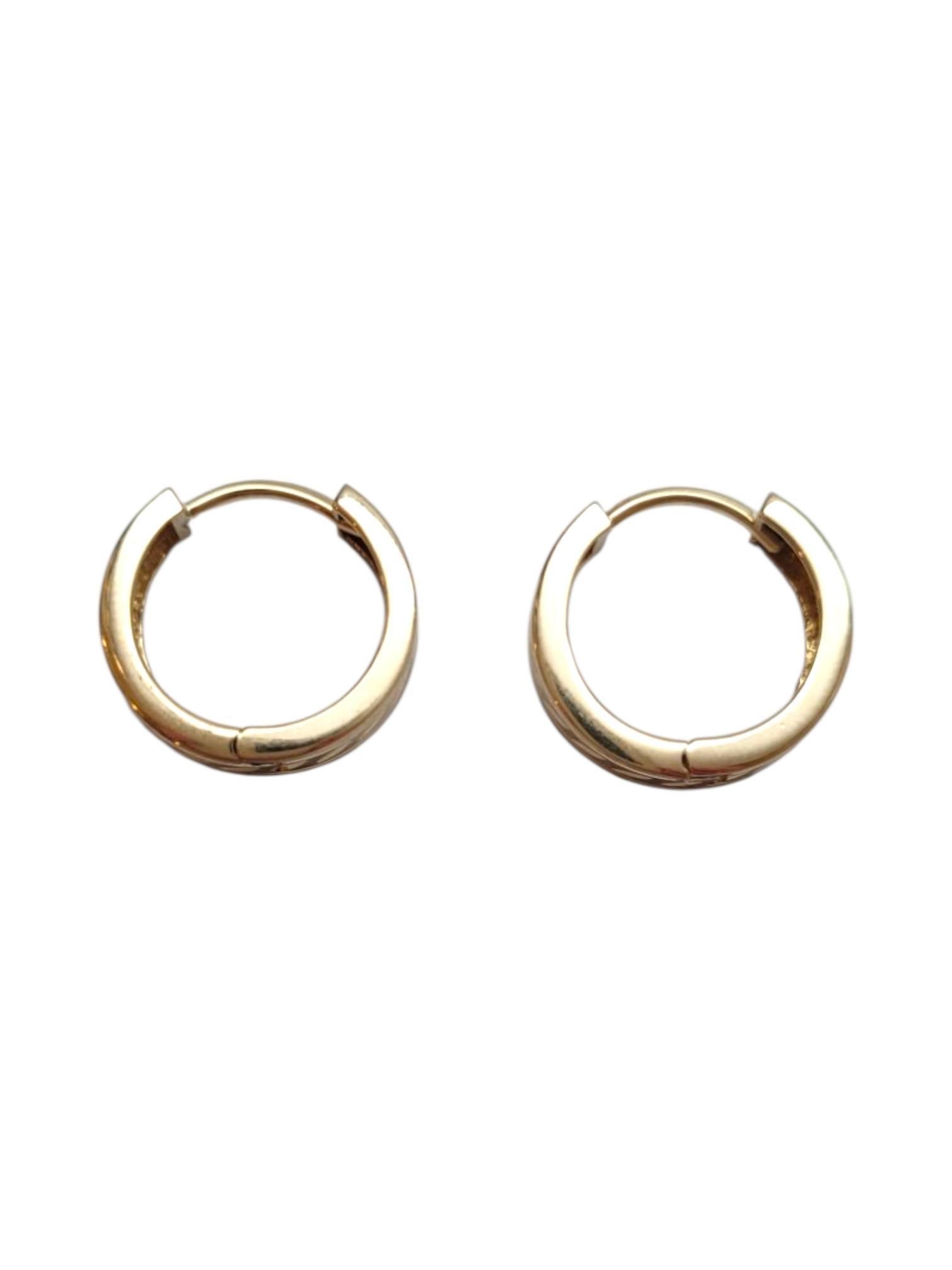 14K Yellow Gold Huggie Hoop Earrings #21947 In condizioni buone in vendita a Washington Depot, CT