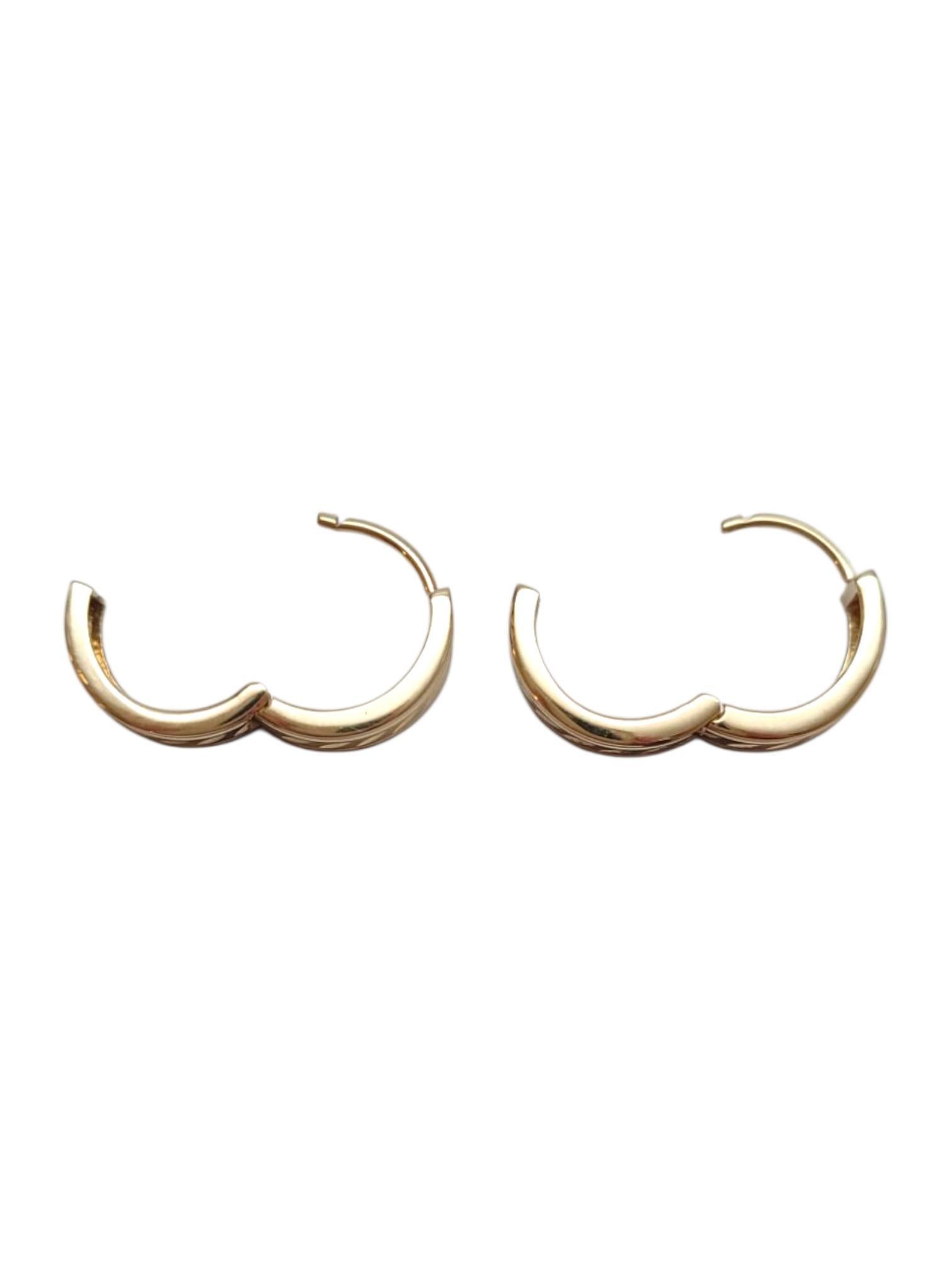 Donna 14K Yellow Gold Huggie Hoop Earrings #21947 in vendita