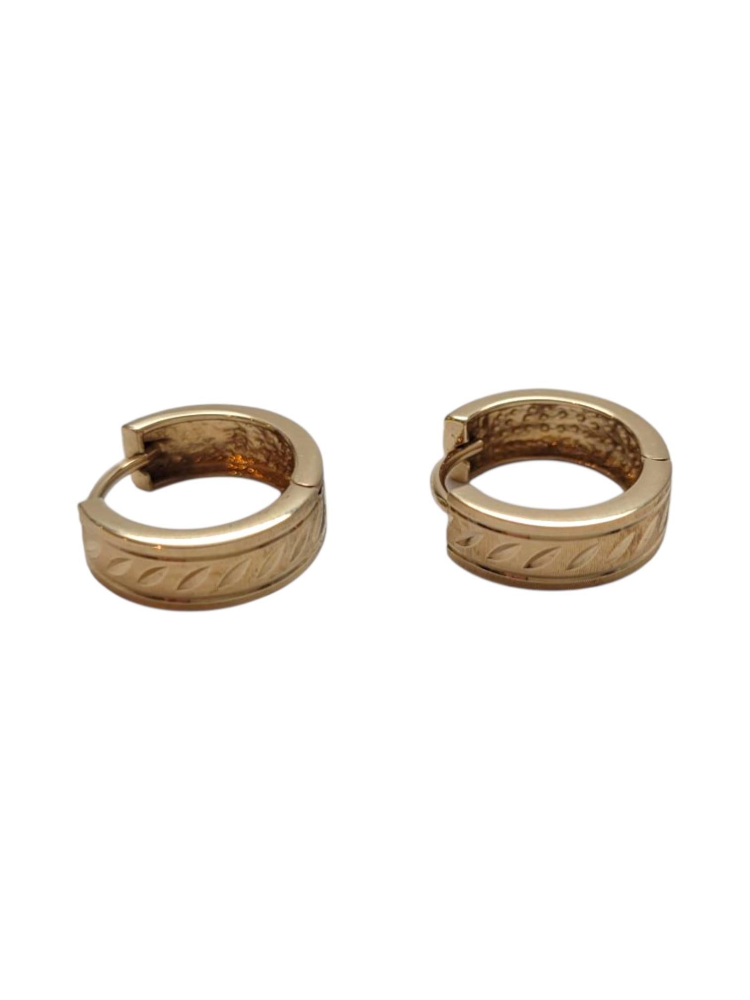 14K Yellow Gold Huggie Hoop Earrings #21947 in vendita 1