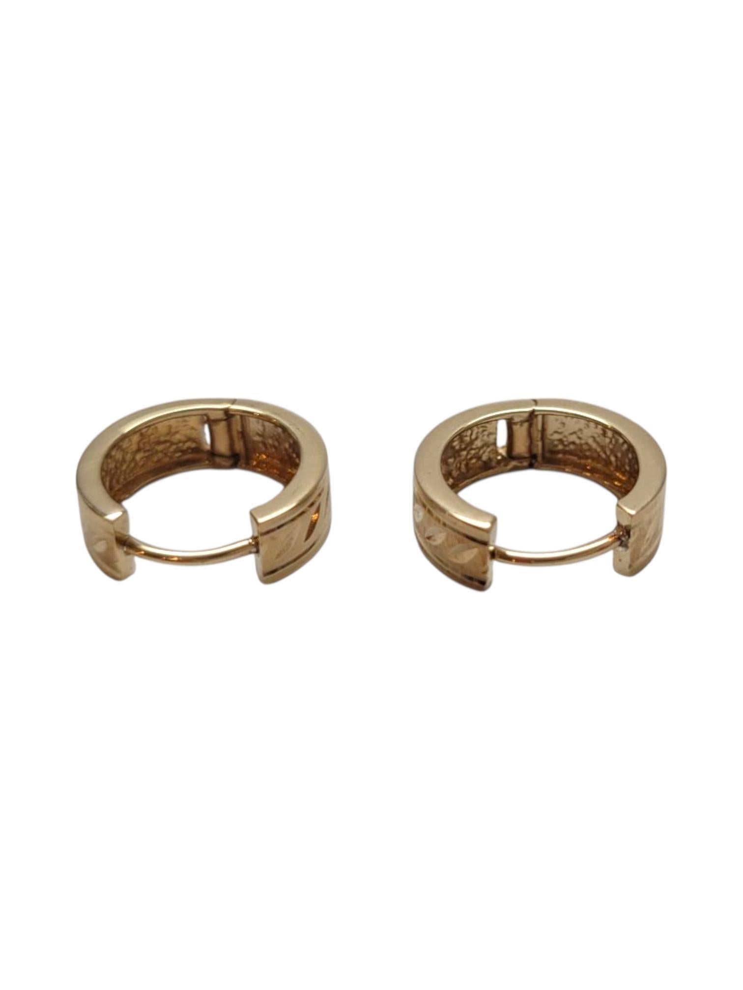14K Yellow Gold Huggie Hoop Earrings #21947 in vendita 2