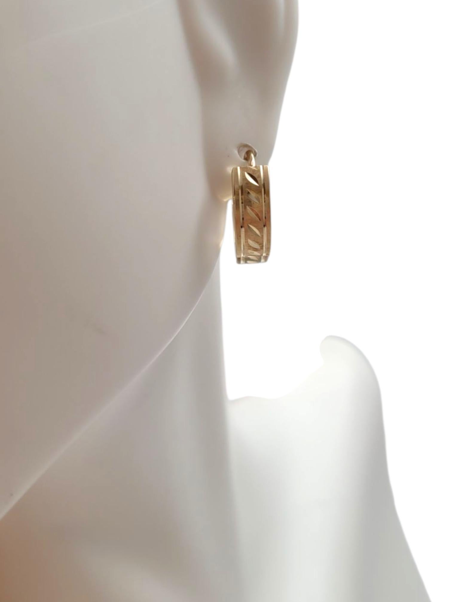 14K Yellow Gold Huggie Hoop Earrings #21947 in vendita 4