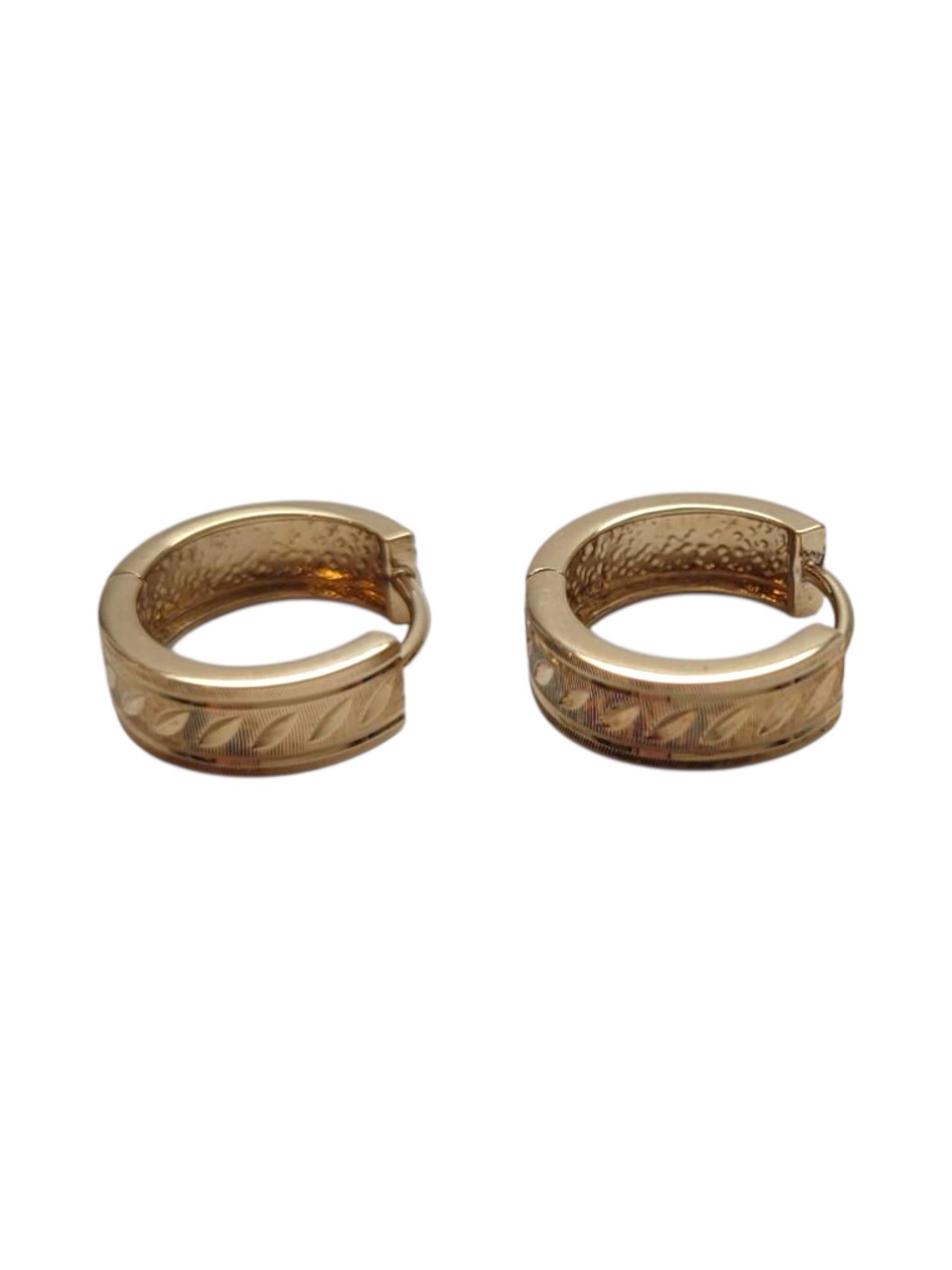 14K Yellow Gold Huggie Hoop Earrings #21947 in vendita