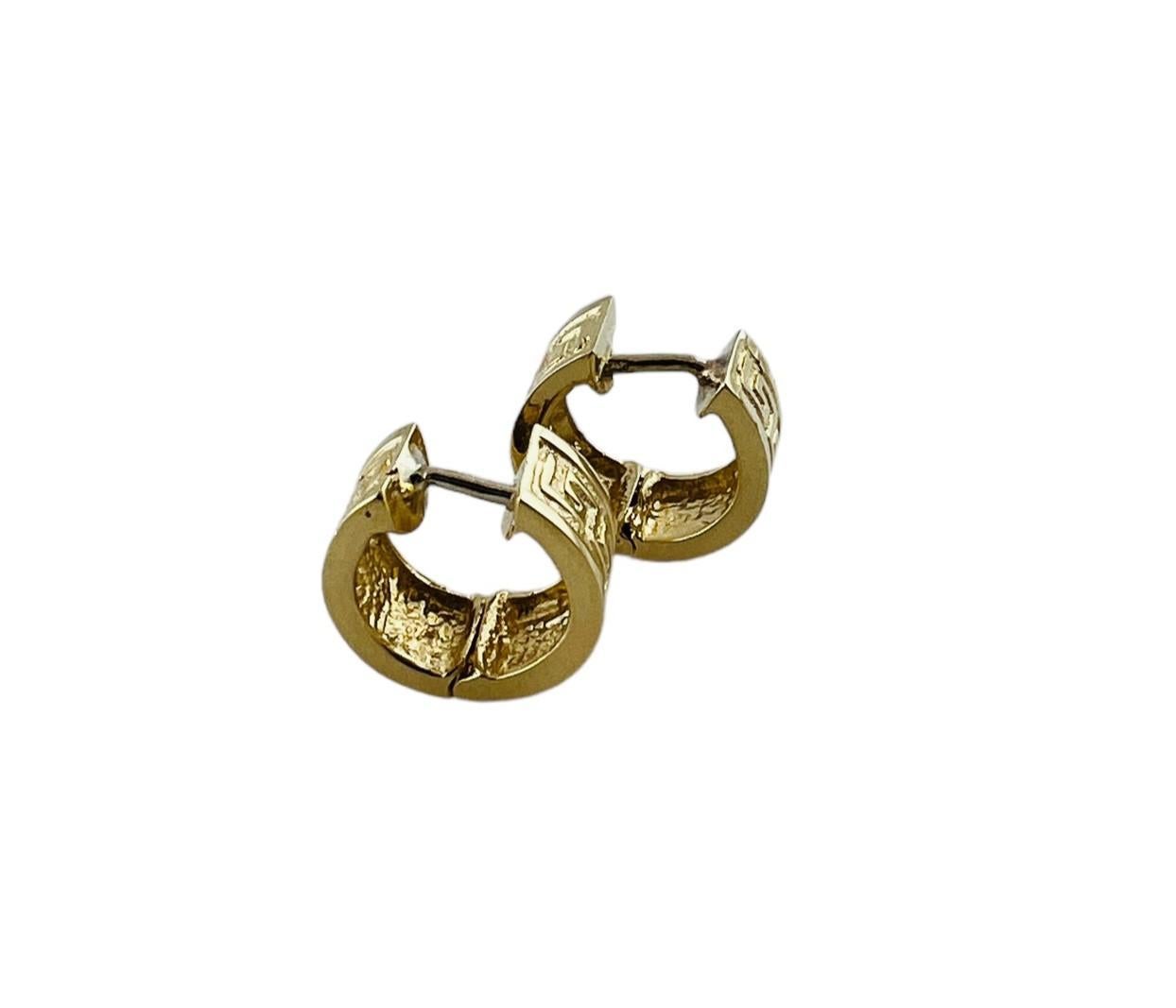 14K Gelbgold Huggie Hoop Ohrringe Aztec Design -

Diese stilvollen Creolen verleihen Ihren Outfits einen Hauch von dezentem Glamour.

Größe: 12,5 mm X 13,72mm X 6,51 mm

Gewicht: 2,8 dwt. / 4,37 gr.

Gezeichnet: 14K 

Sehr guter Zustand,
