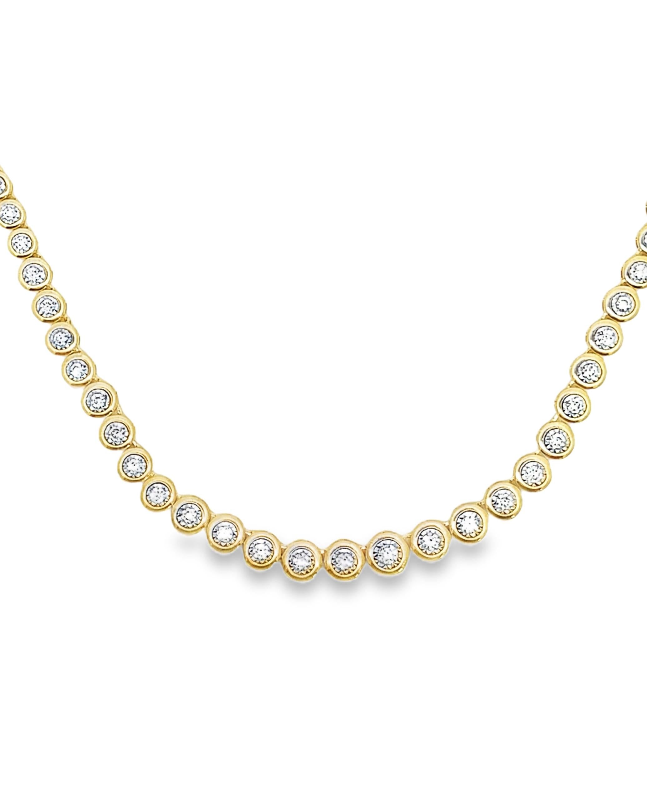 Collier de tennis en or jaune 14K serti illusion avec des diamants naturels ronds à facettes pesant au total 1,35 carats. 

- Les diamants sont de couleur G/H et de pureté SI1.
- Le collier mesure 16 pouces de long.
- Fermoir de sécurité à huit
