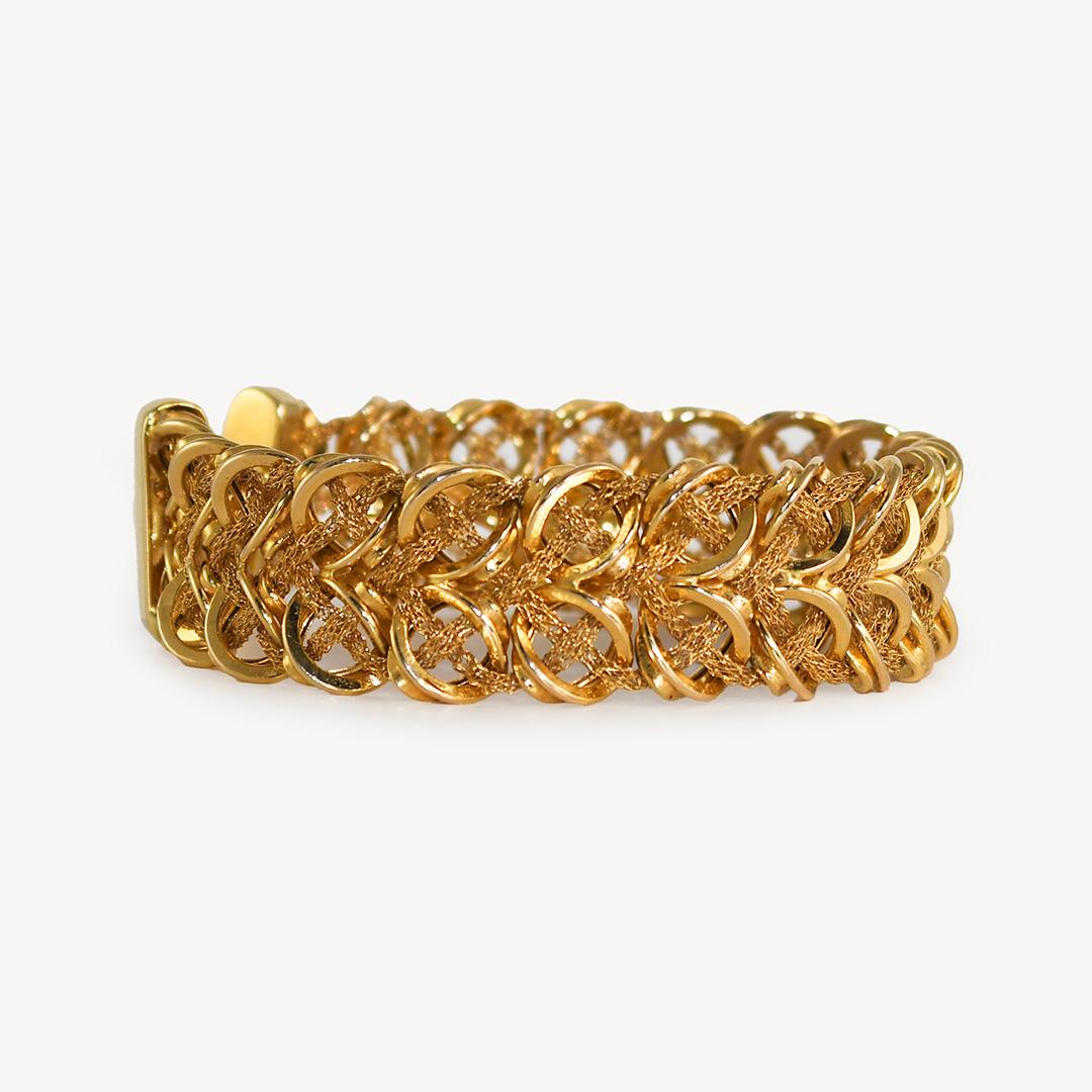 14k yellow gold infinity link bracelet.
Stamped 14k
Weighs 13.1 grams
Will fit 7 1/2 in wrist.