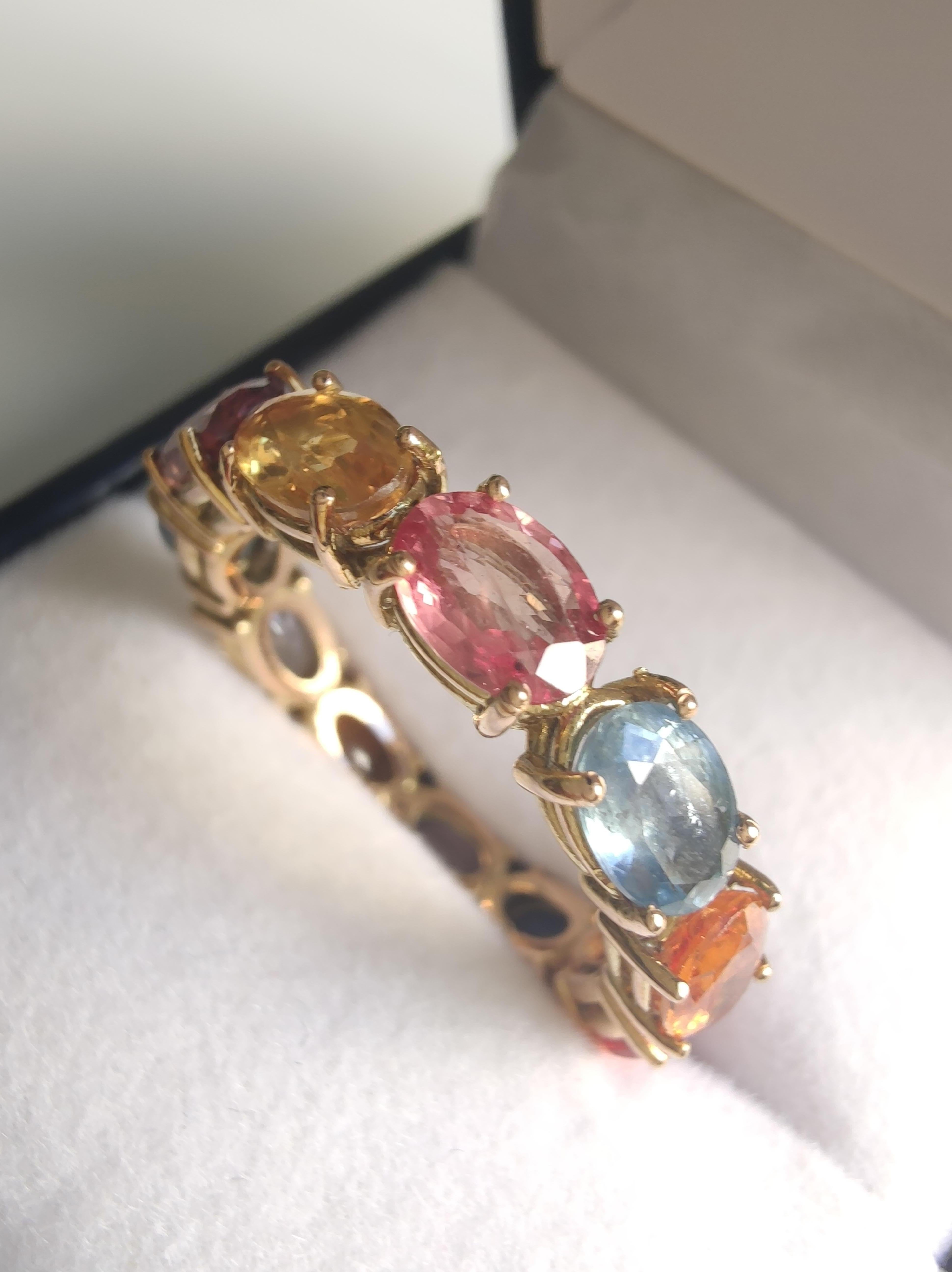 Esplora il nostro anello infinito da donna in oro giallo 14k con zaffiri taglio ovale da 6,41 carati. Certificato dall'Istituto Gemmologico Spagnolo, questo pezzo artigianale fonde uno stile senza tempo con una lavorazione moderna, perfetta per chi