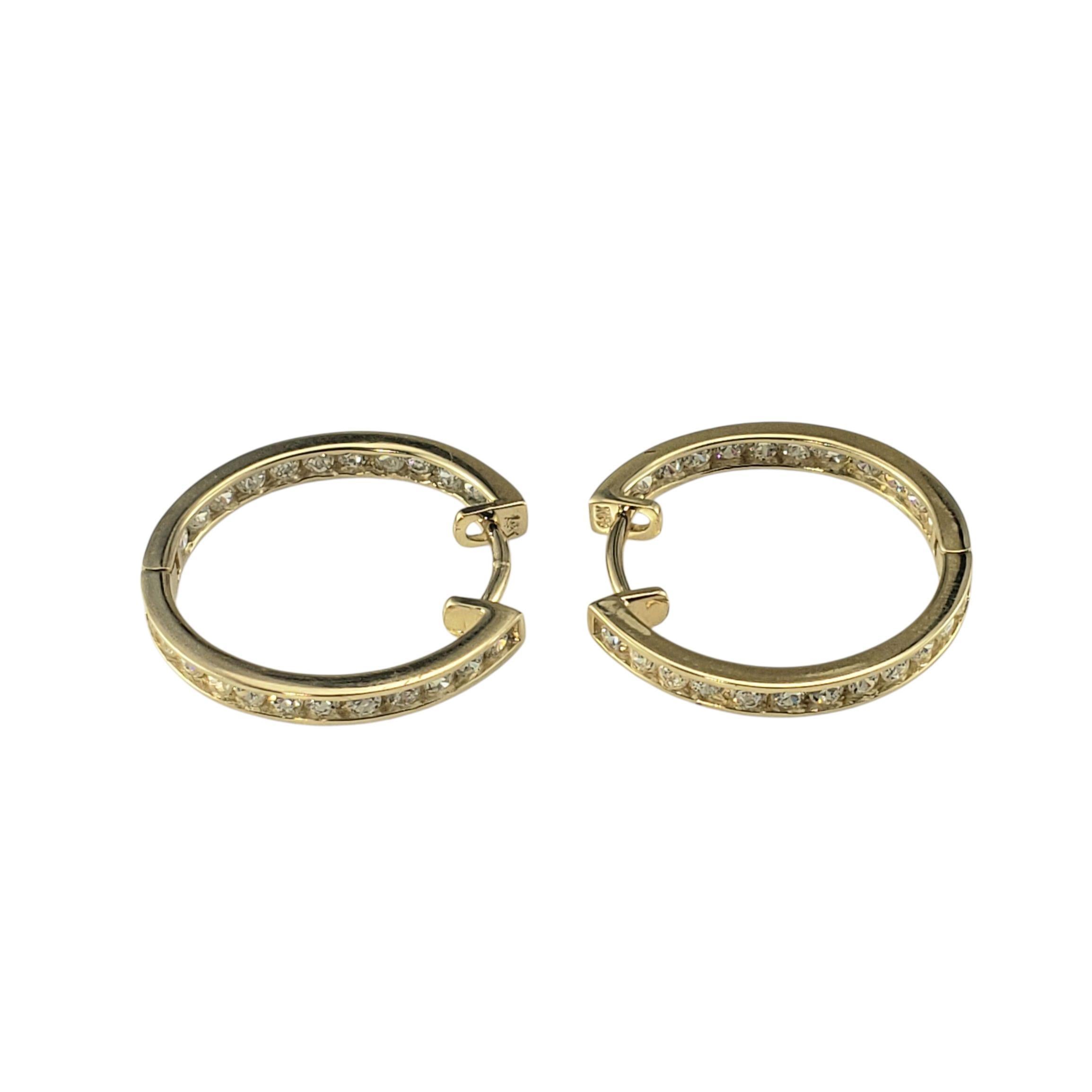 Boucles d'oreilles en or jaune 14K avec diamants à l'intérieur et à l'extérieur-

L'élégance classique rencontre l'éclat moderne dans ces boucles d'oreilles en or jaune 14 carats. 24 diamants sont sertis à l'extérieur et à l'intérieur de chacune