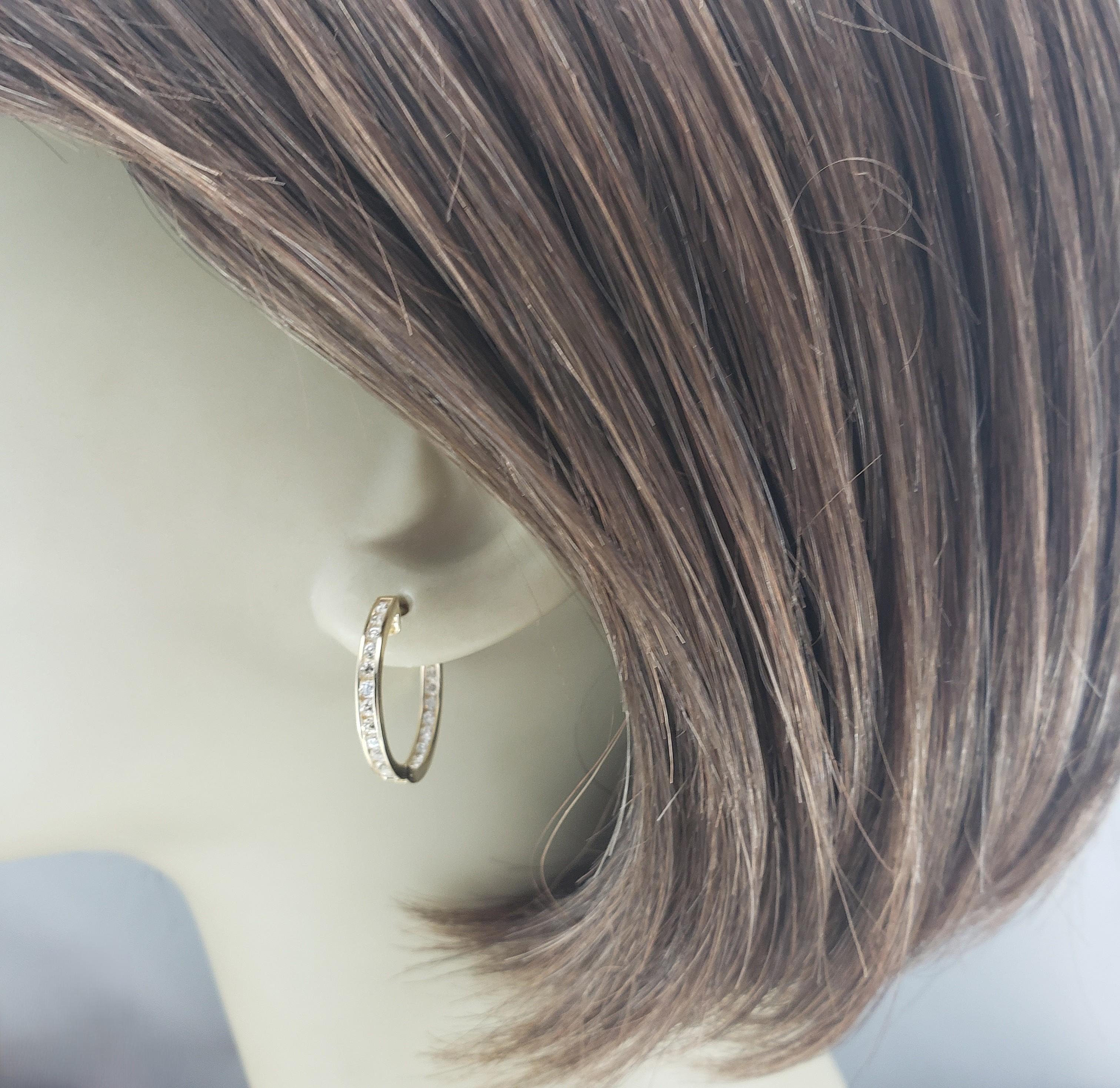 Boucles d'oreilles en or jaune 14K avec diamants à l'intérieur et à l'extérieur #23050 en vente 2