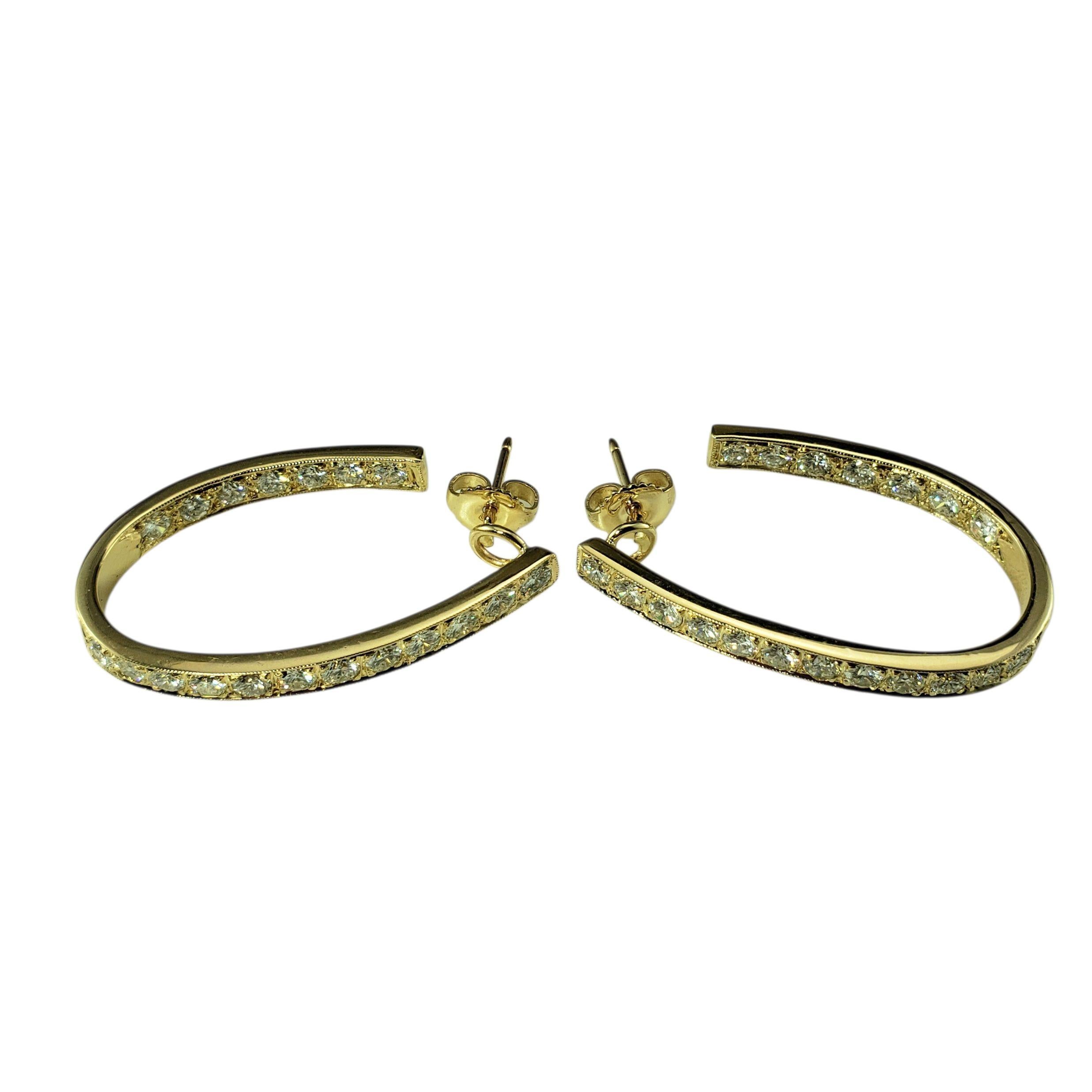 Boucles d'oreilles ovales en or jaune 14 carats avec diamant à l'intérieur et à l'extérieur-

Ces étincelantes boucles d'oreilles ovales 