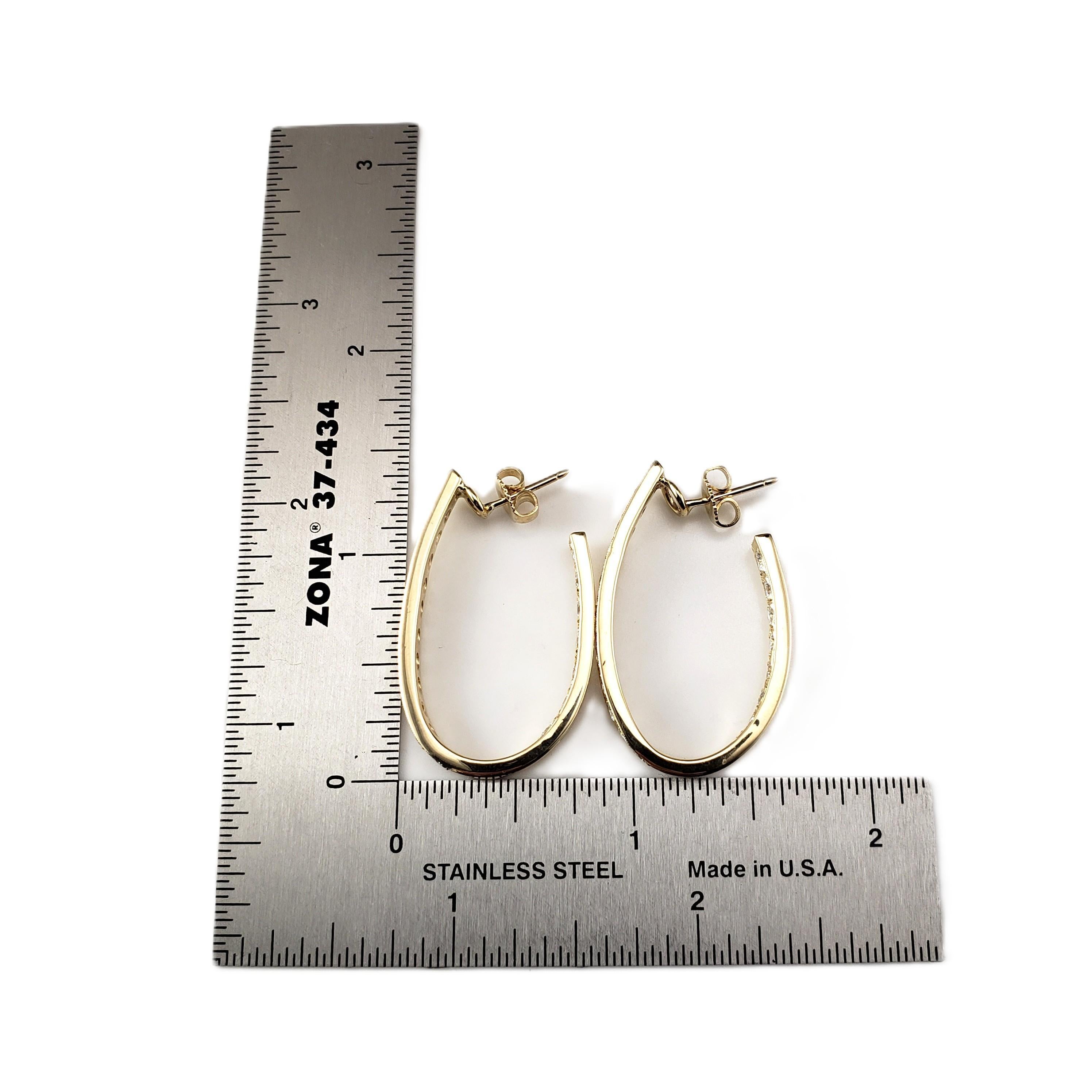 Boucles d'oreilles ovales en or jaune 14K avec diamant à l'intérieur et à l'extérieur #23026 en vente 1