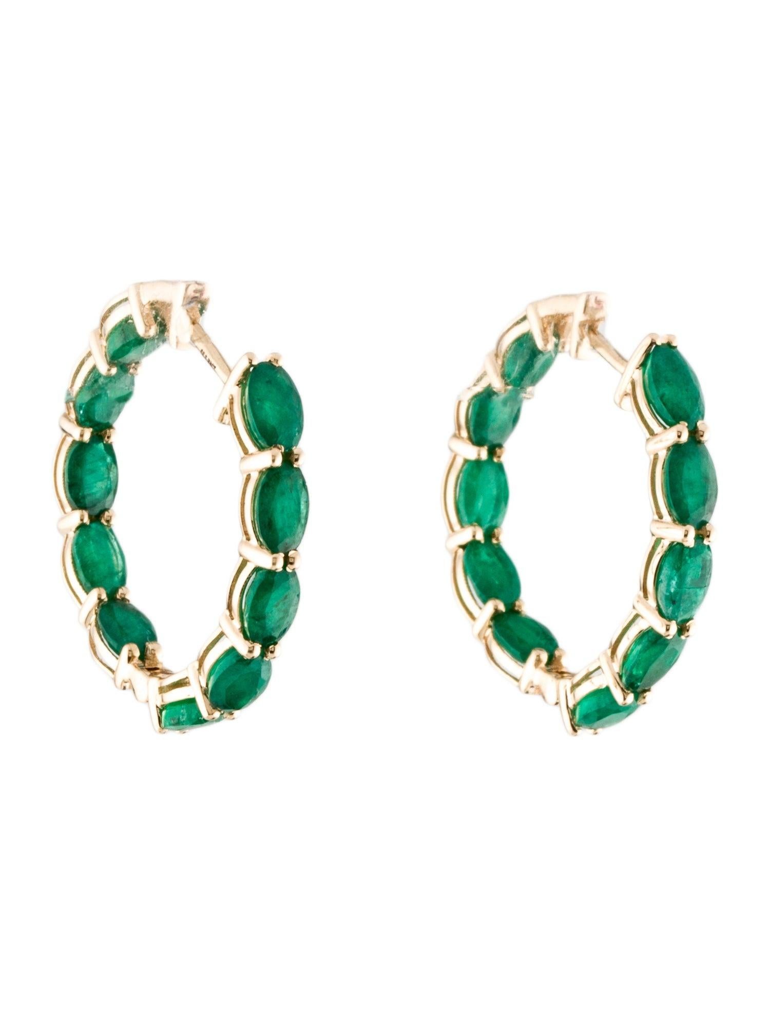 Wir präsentieren unsere atemberaubenden 14K Yellow Gold Emerald Inside-Outside Hoop Earrings, ein Muss für jeden Schmuckliebhaber. Diese exquisiten Ohrringe bestehen aus 20 ovalen, modifizierten Brillantsmaragden, die aufgrund ihres tiefgrünen