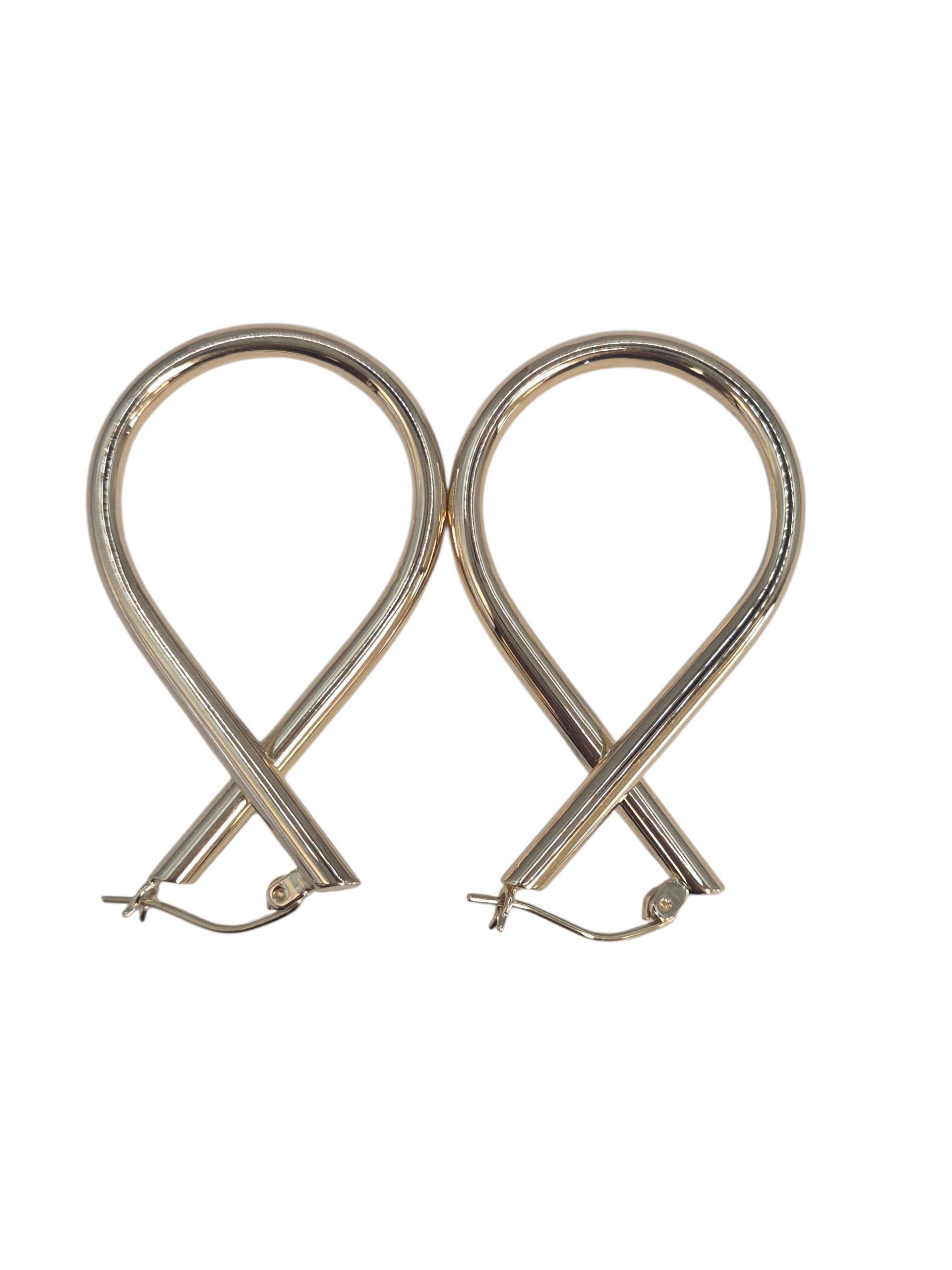 Orecchini a cerchio intersecanti in oro giallo 14K

Realizzati in oro giallo 14k lucidato, questi orecchini a cerchio presentano un moderno design ad intercettazioni che aggiunge dimensione e interesse visivo. Sono leggeri e perfetti per essere